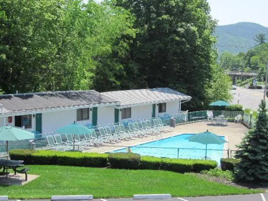 Brookside Motel & Cabins
