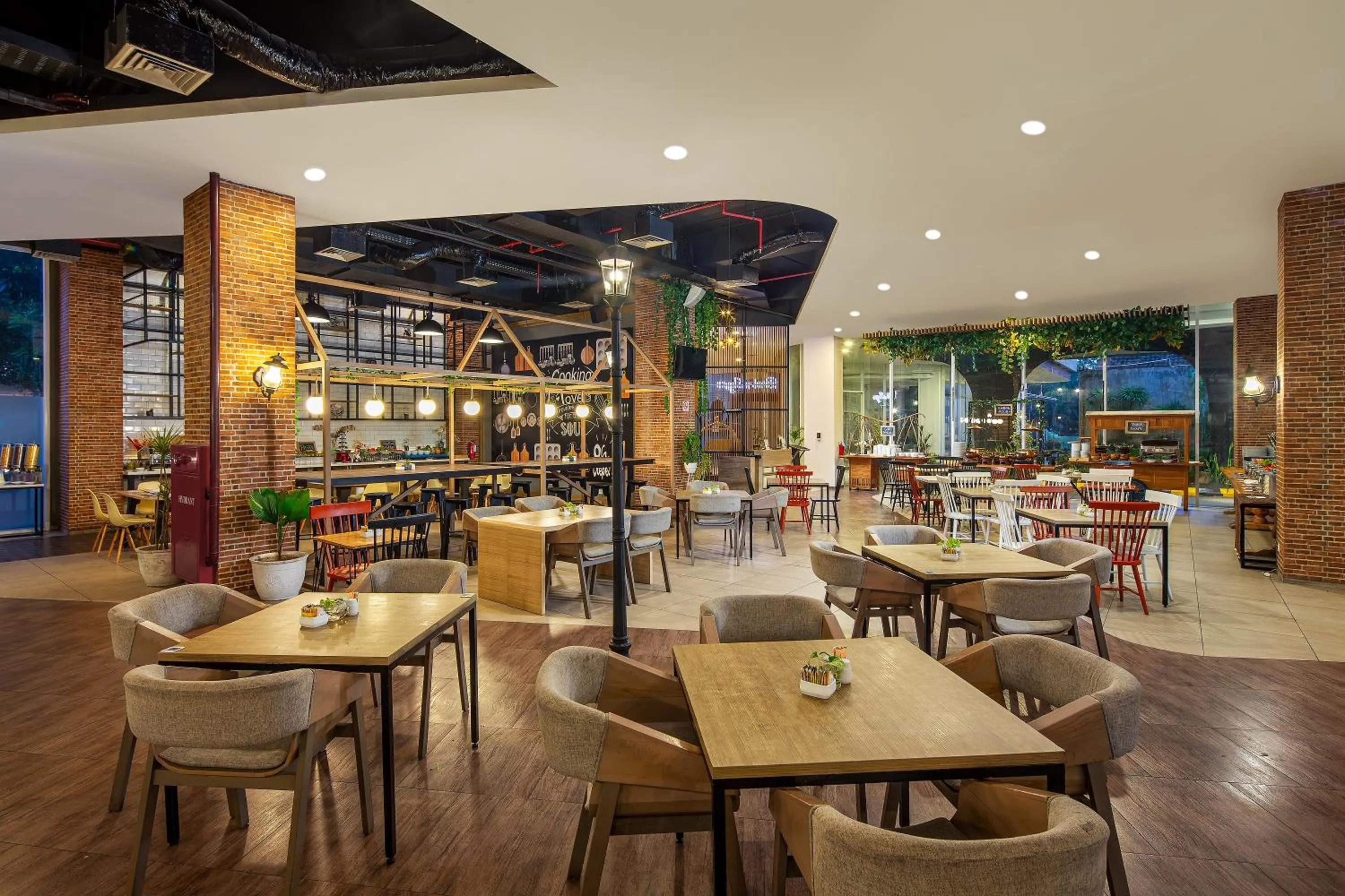 Restaurant/places to eat in Luminor Hotel Purwokerto By WH