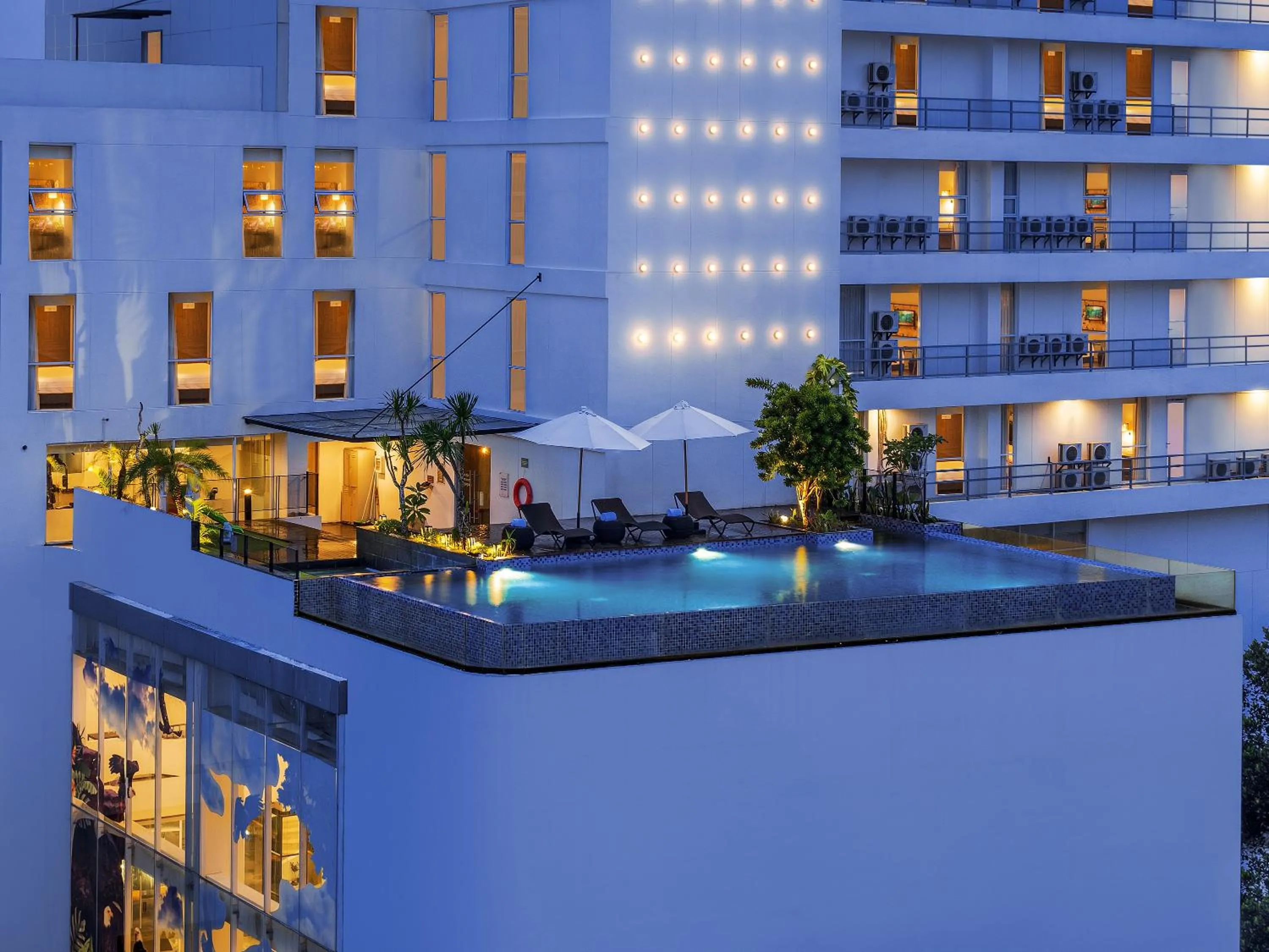 Swimming pool in Luminor Hotel Purwokerto By WH