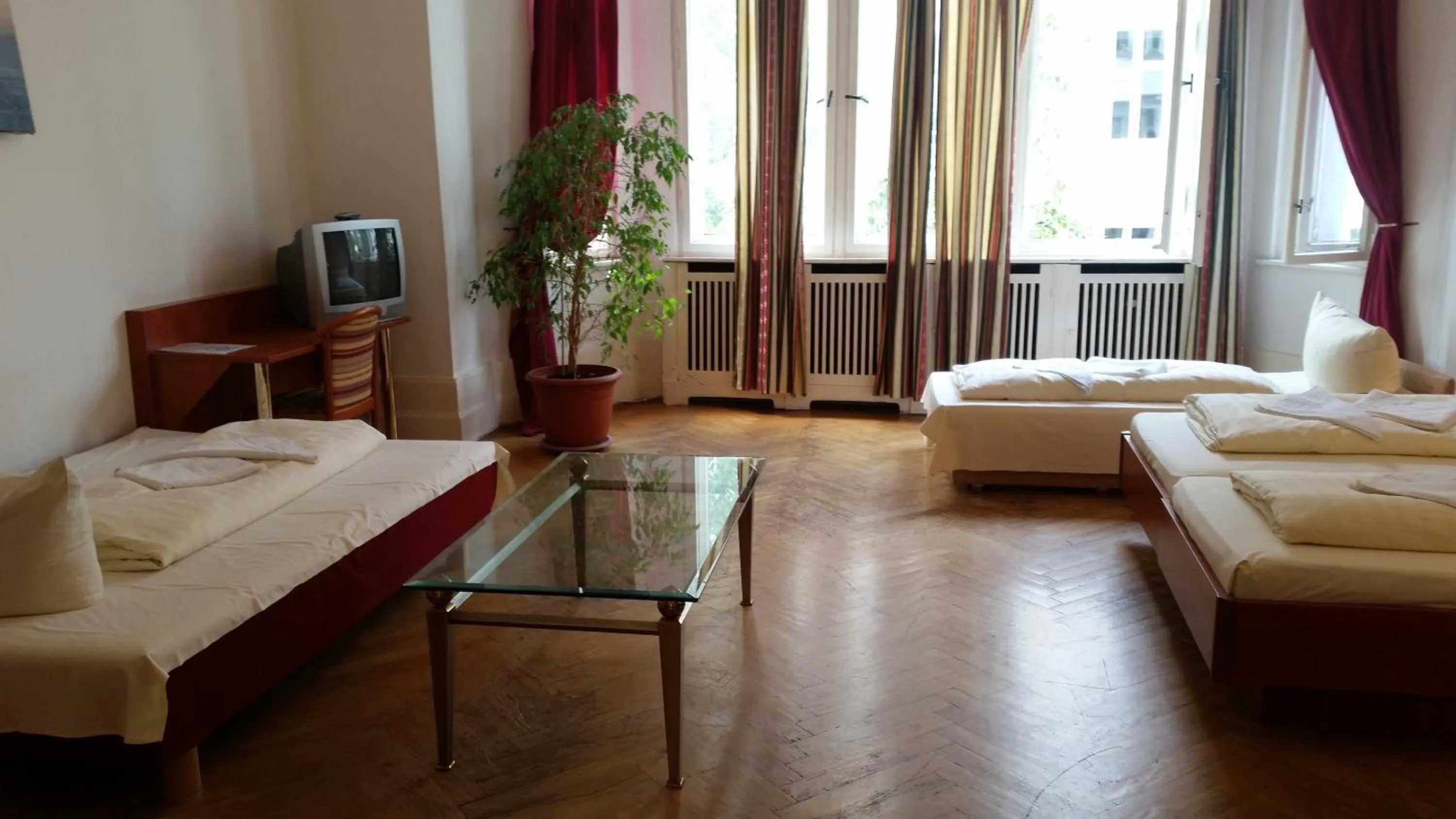 Photo of the whole room, Bed in Hotel Pension Kima