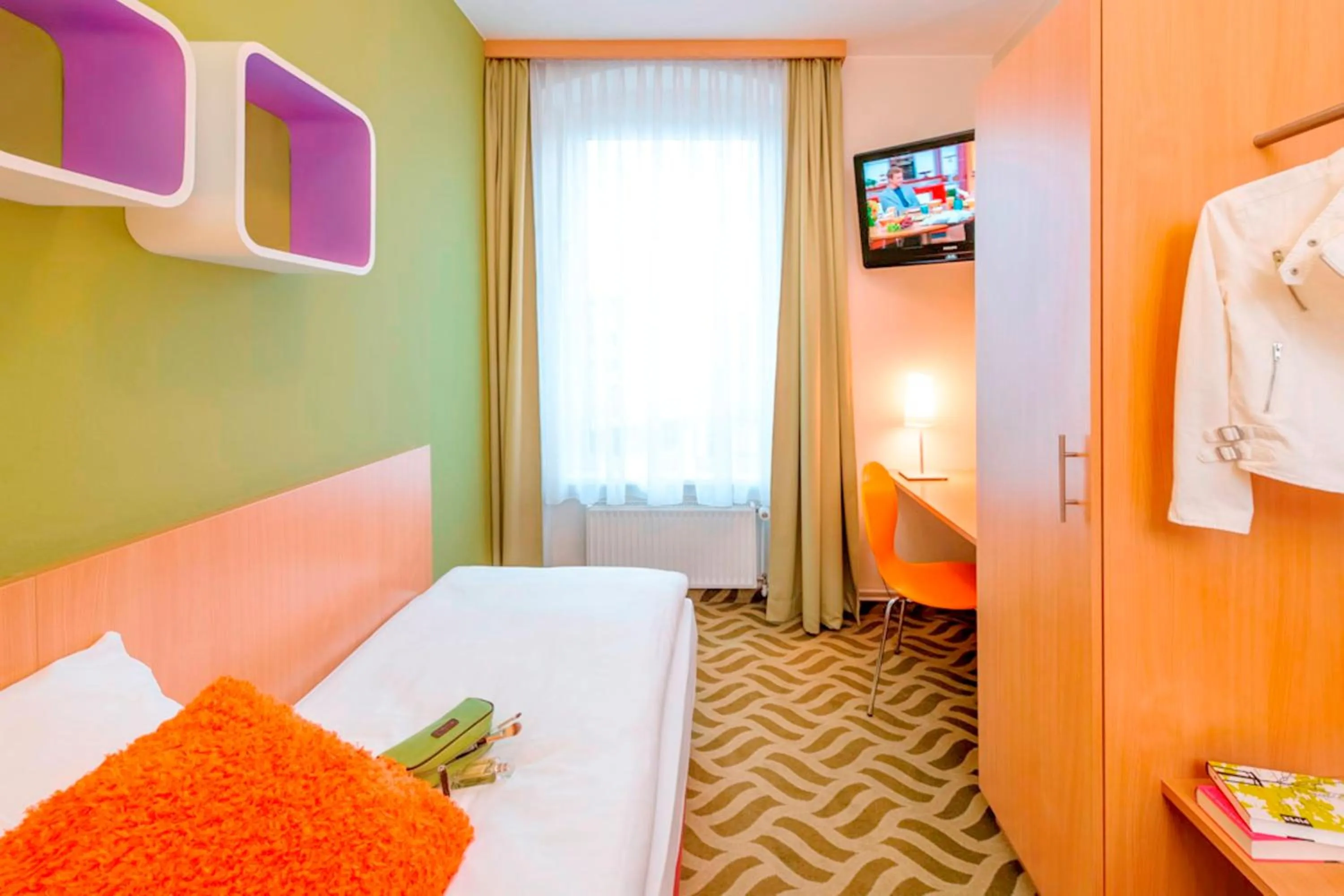 Photo of the whole room in ibis Styles Berlin City Ost
