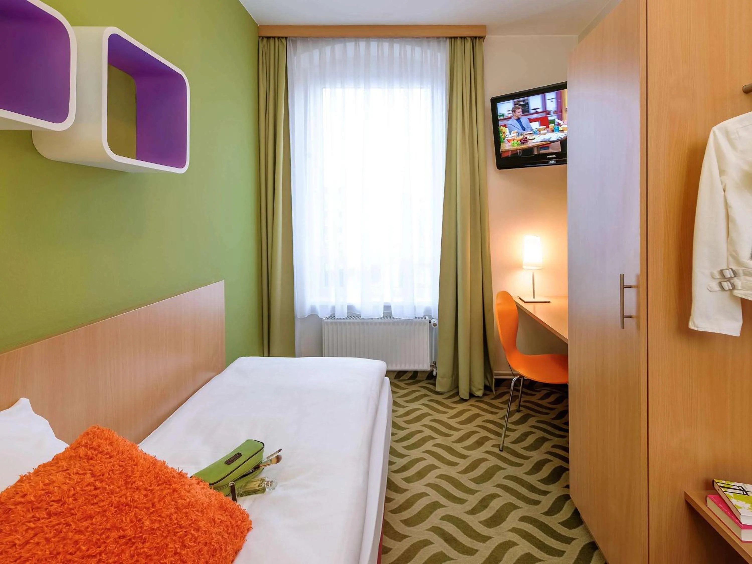 Photo of the whole room, TV/Entertainment Center in ibis Styles Berlin City Ost