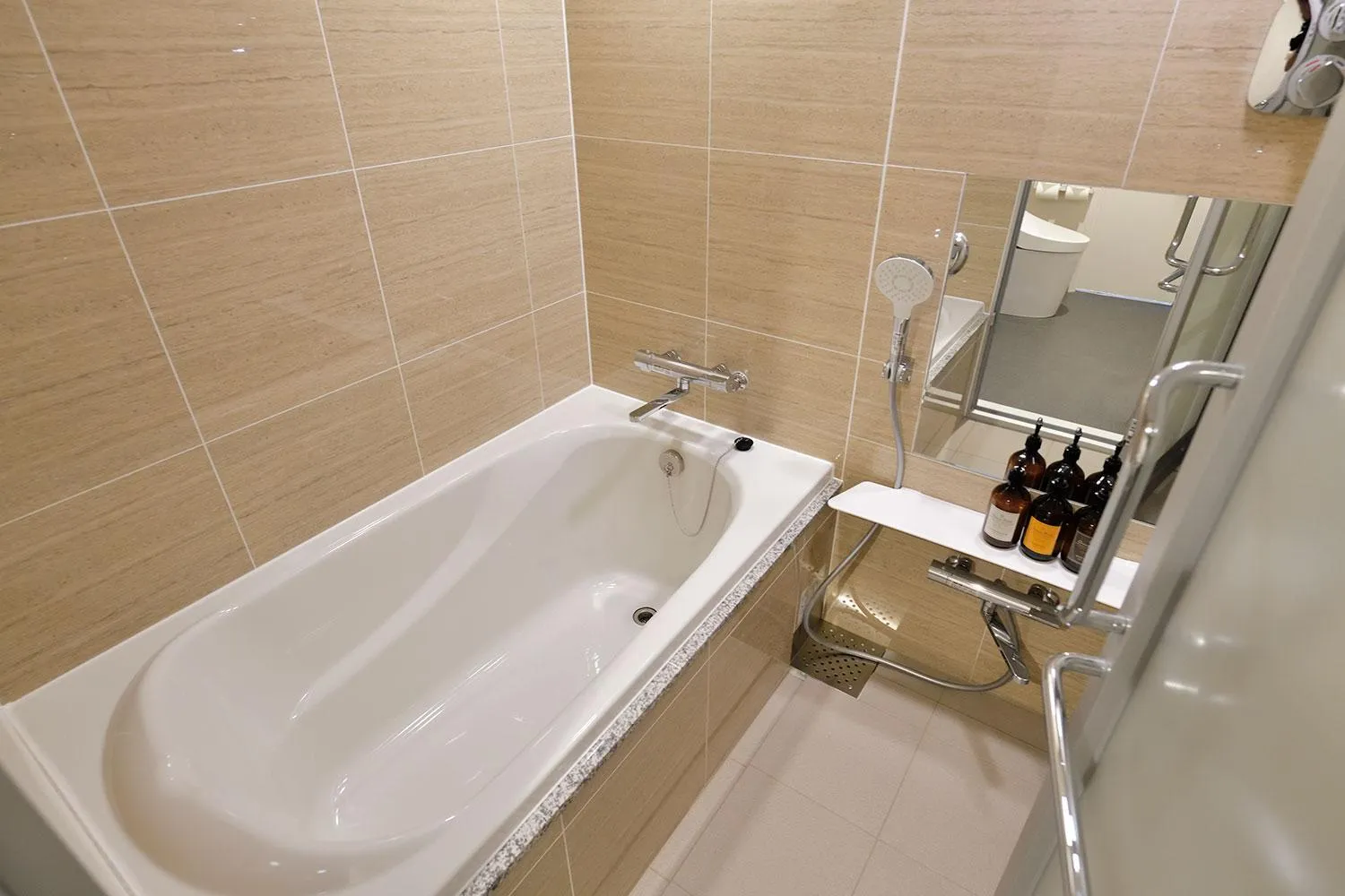 Bathroom in Rembrandt Style Honatsugi