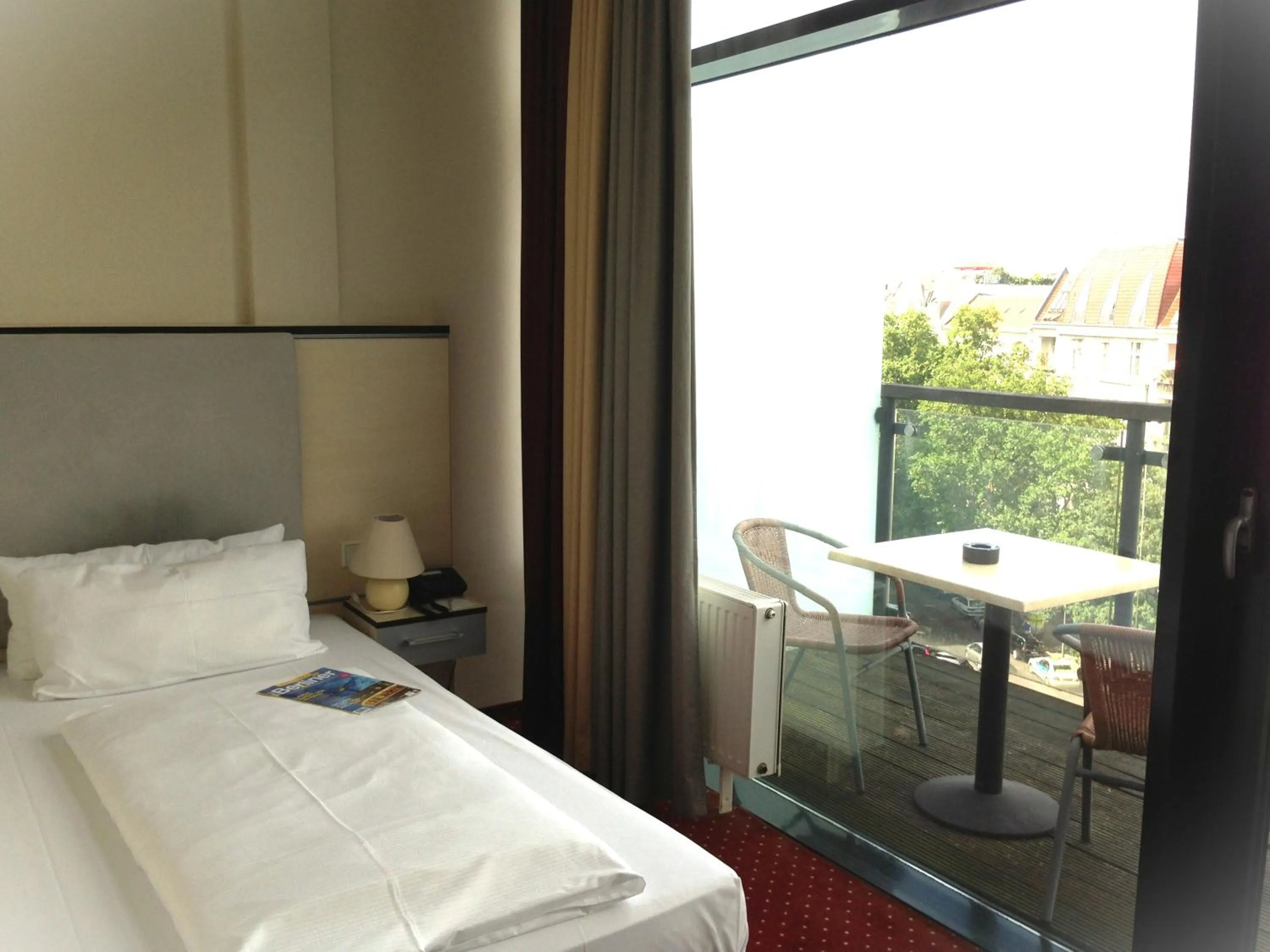 Photo of the whole room, Bed in Come Inn Berlin Kurfürstendamm