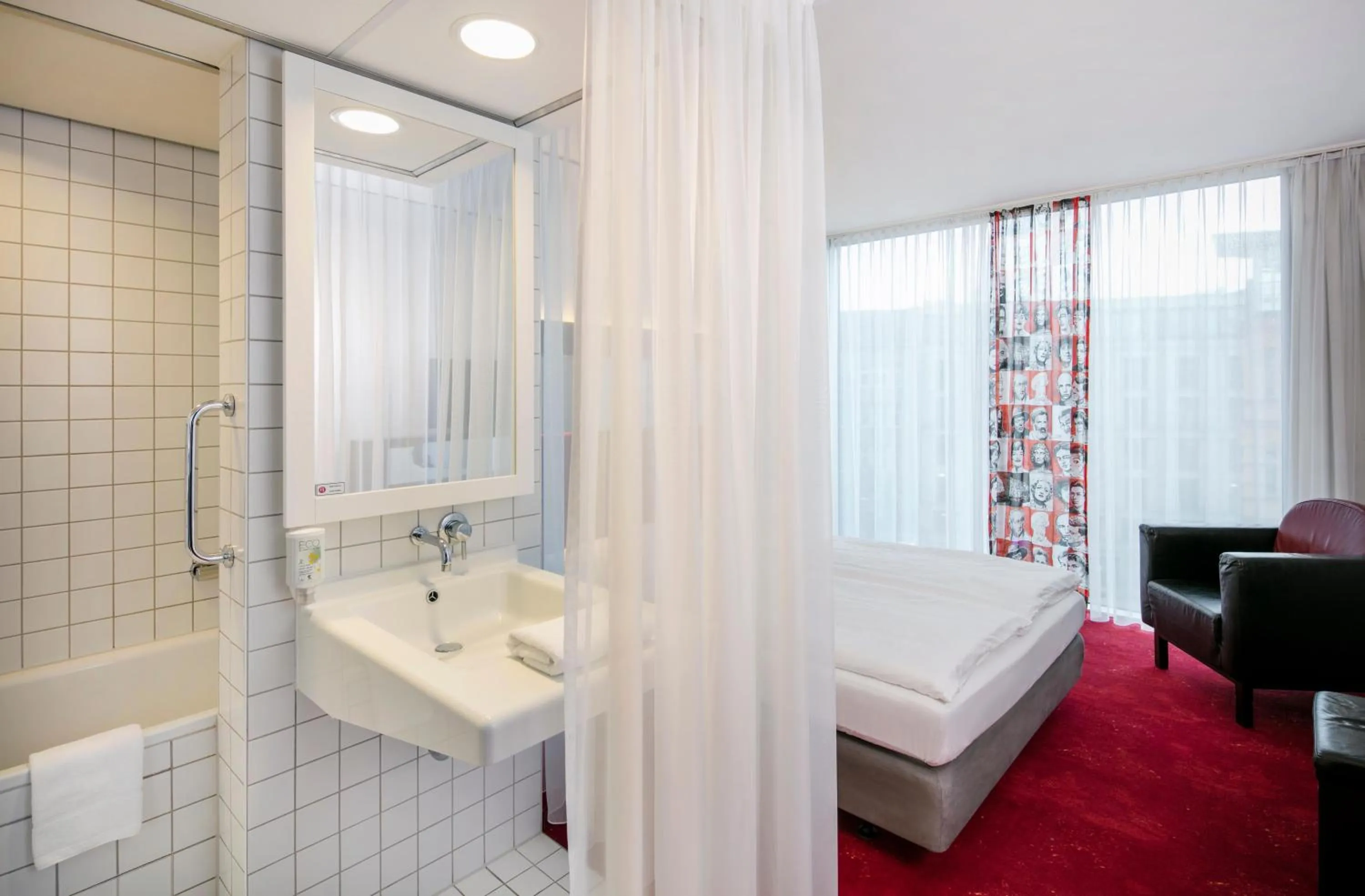 Shower, Bed in ARCOTEL Velvet Berlin