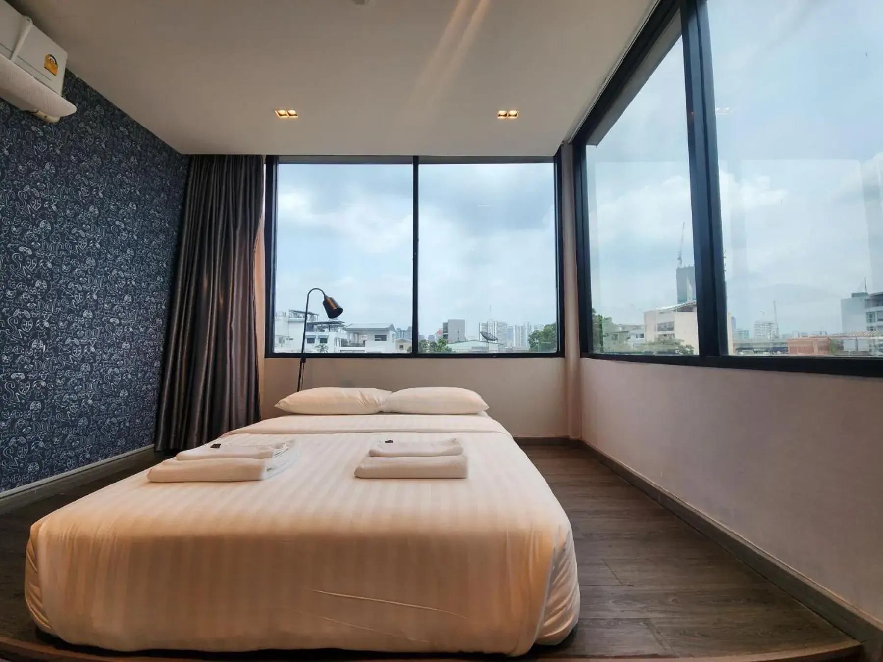 Deluxe Double Room in Happy Station Bangkok Deluxe Double Room in Happy Station Bangkok