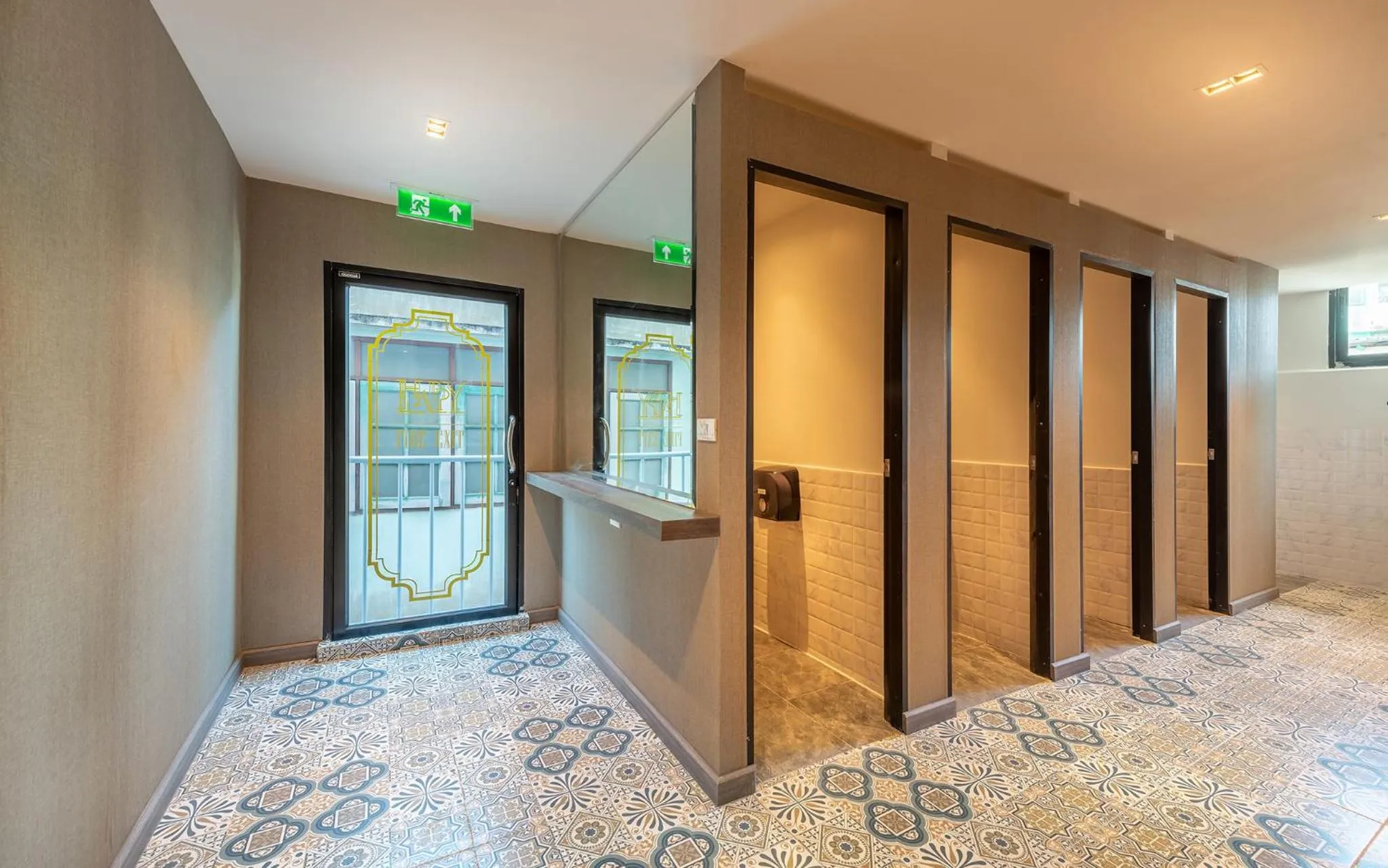 Toilet, Bed in Happy Station Bangkok