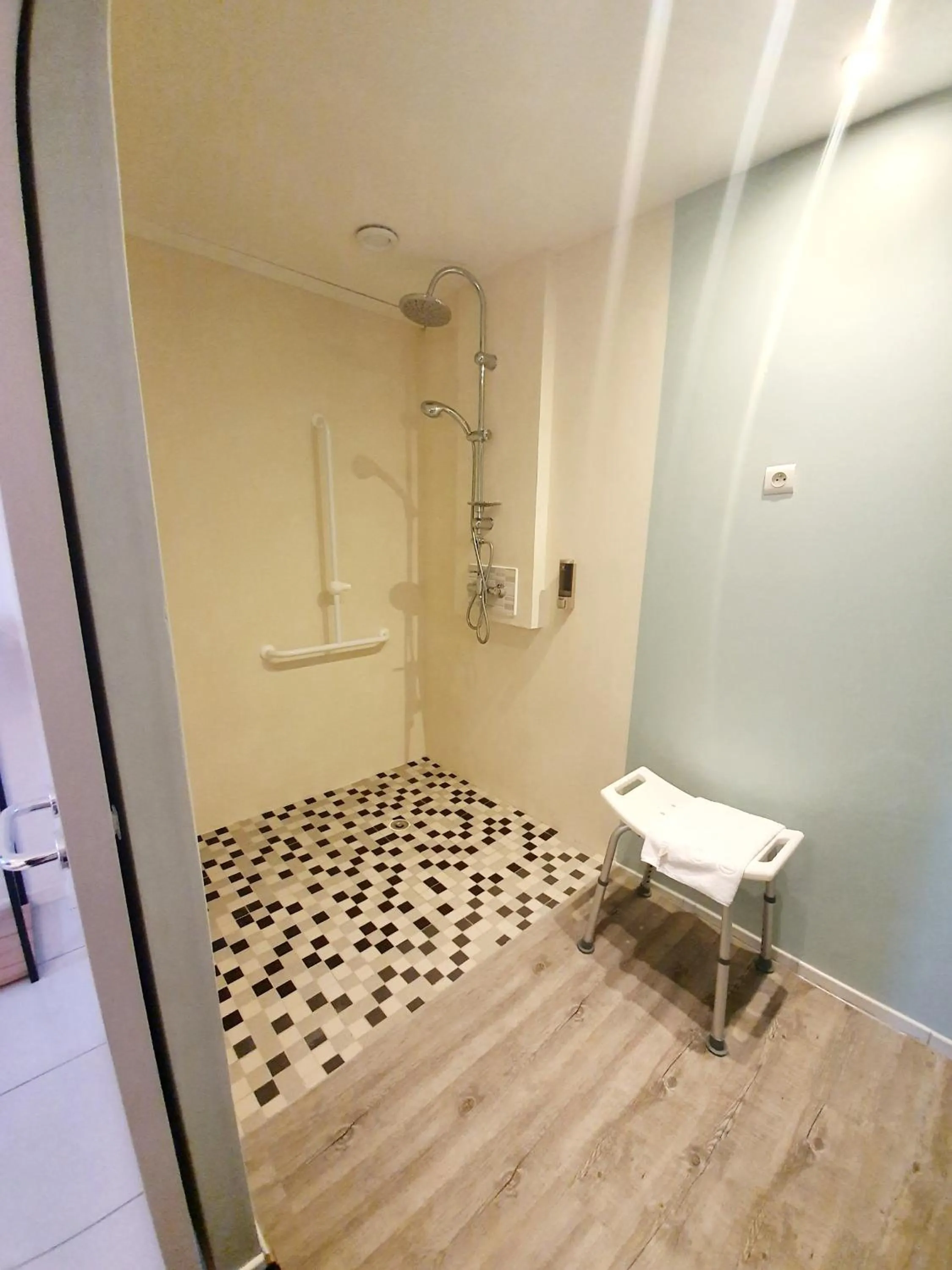 Shower in Hôtel Le Lys