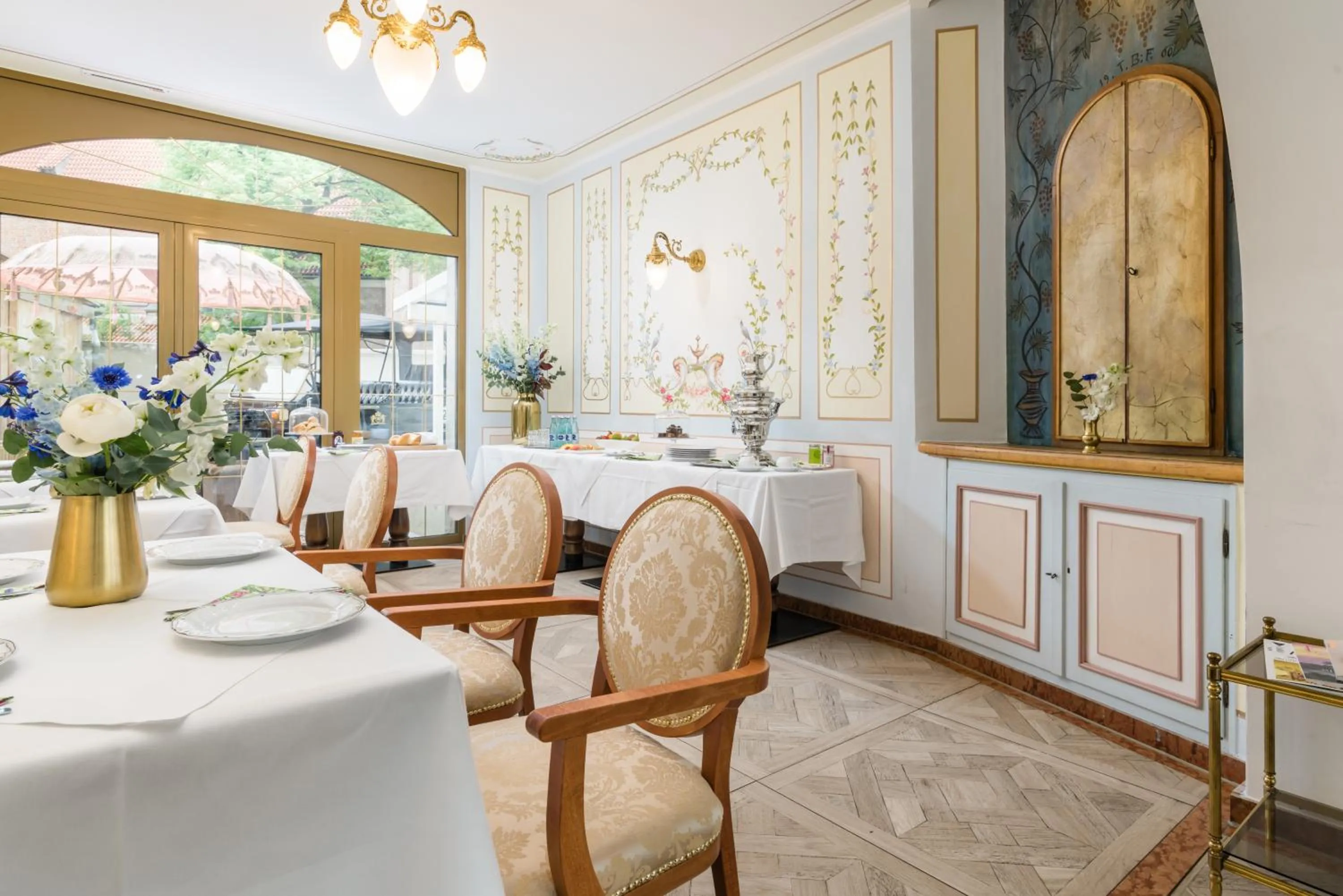 Restaurant/places to eat in Hôtel du Train