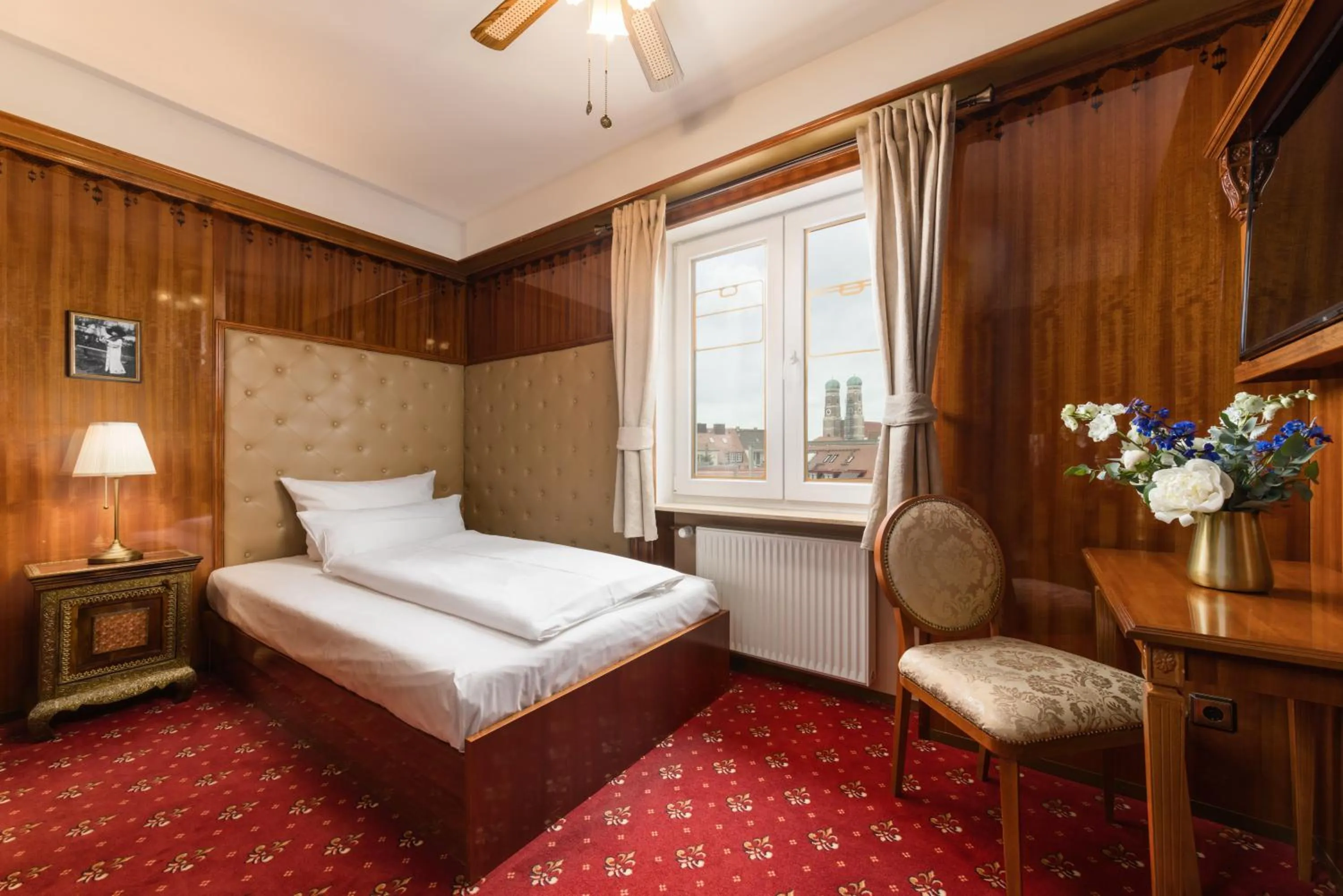 Photo of the whole room, Bed in Hôtel du Train