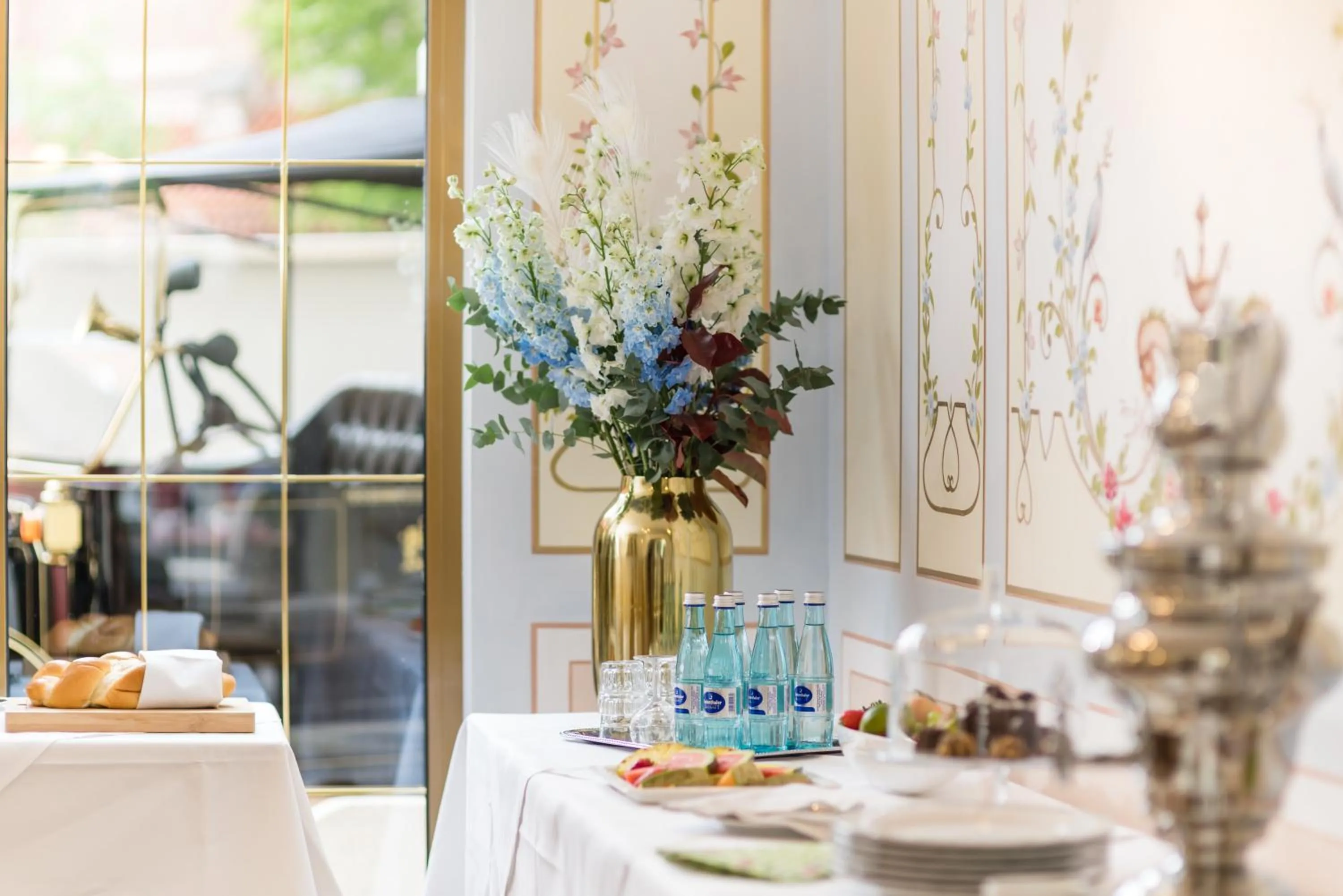 Buffet breakfast in Hôtel du Train