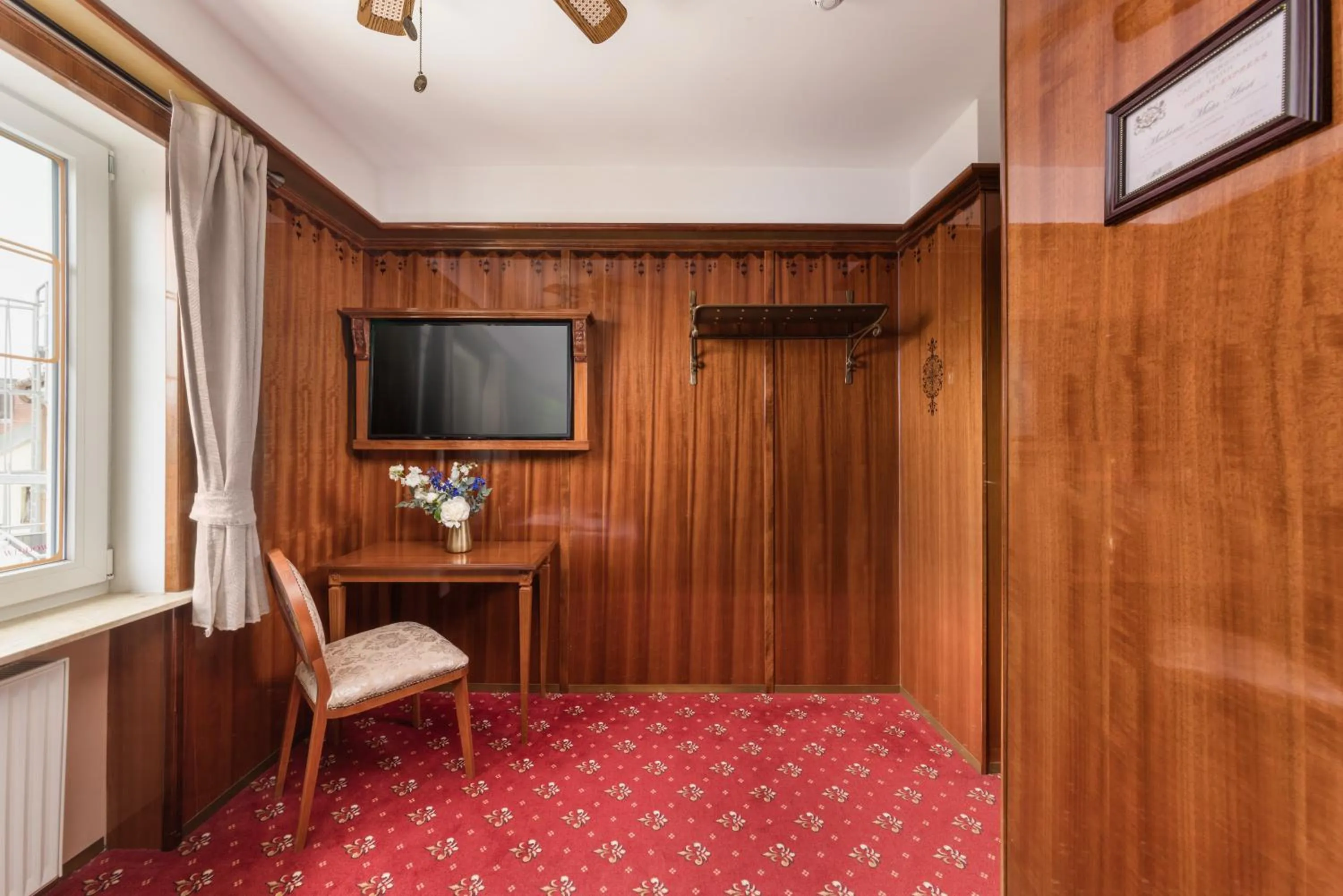 Photo of the whole room in Hôtel du Train