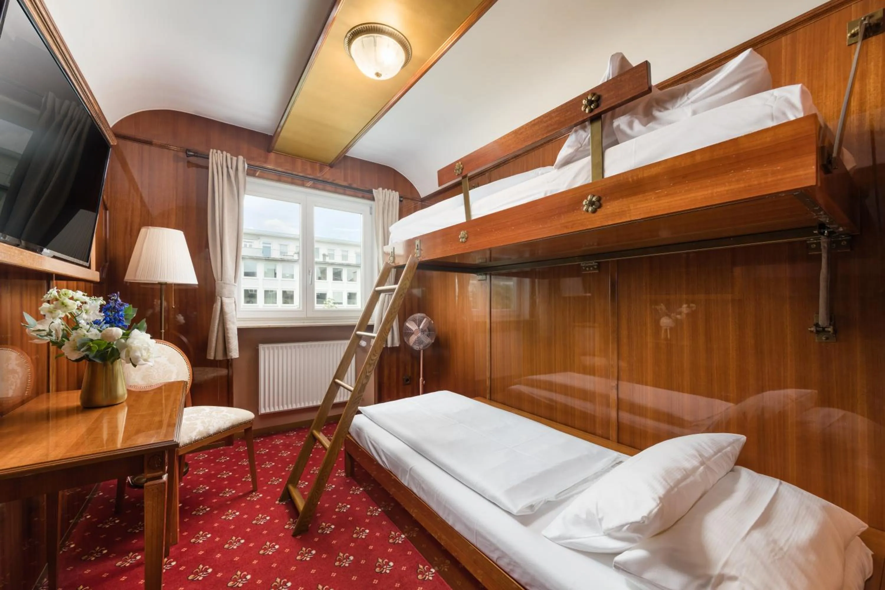 bunk bed, Bed in Hôtel du Train