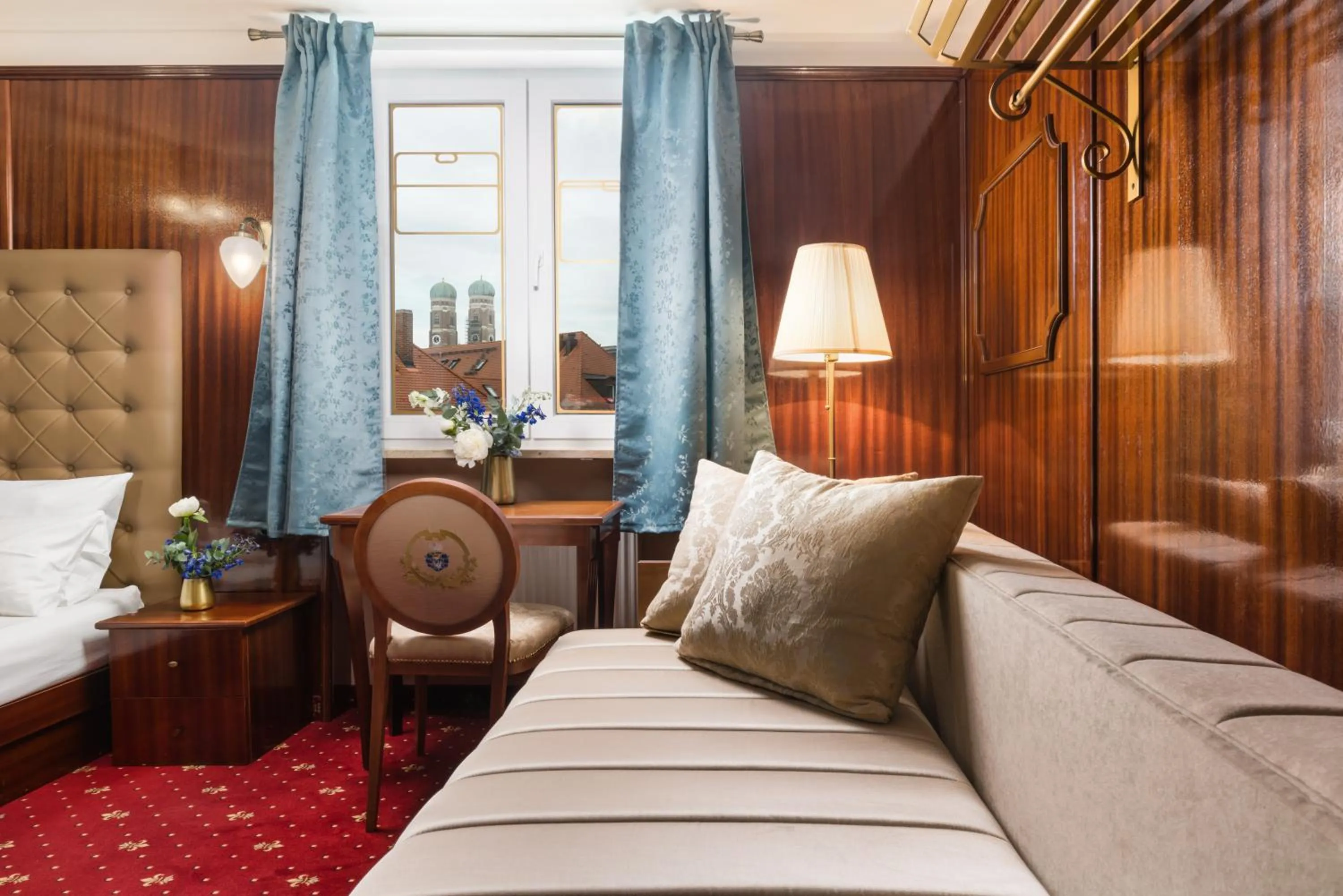 Photo of the whole room, Bed in Hôtel du Train