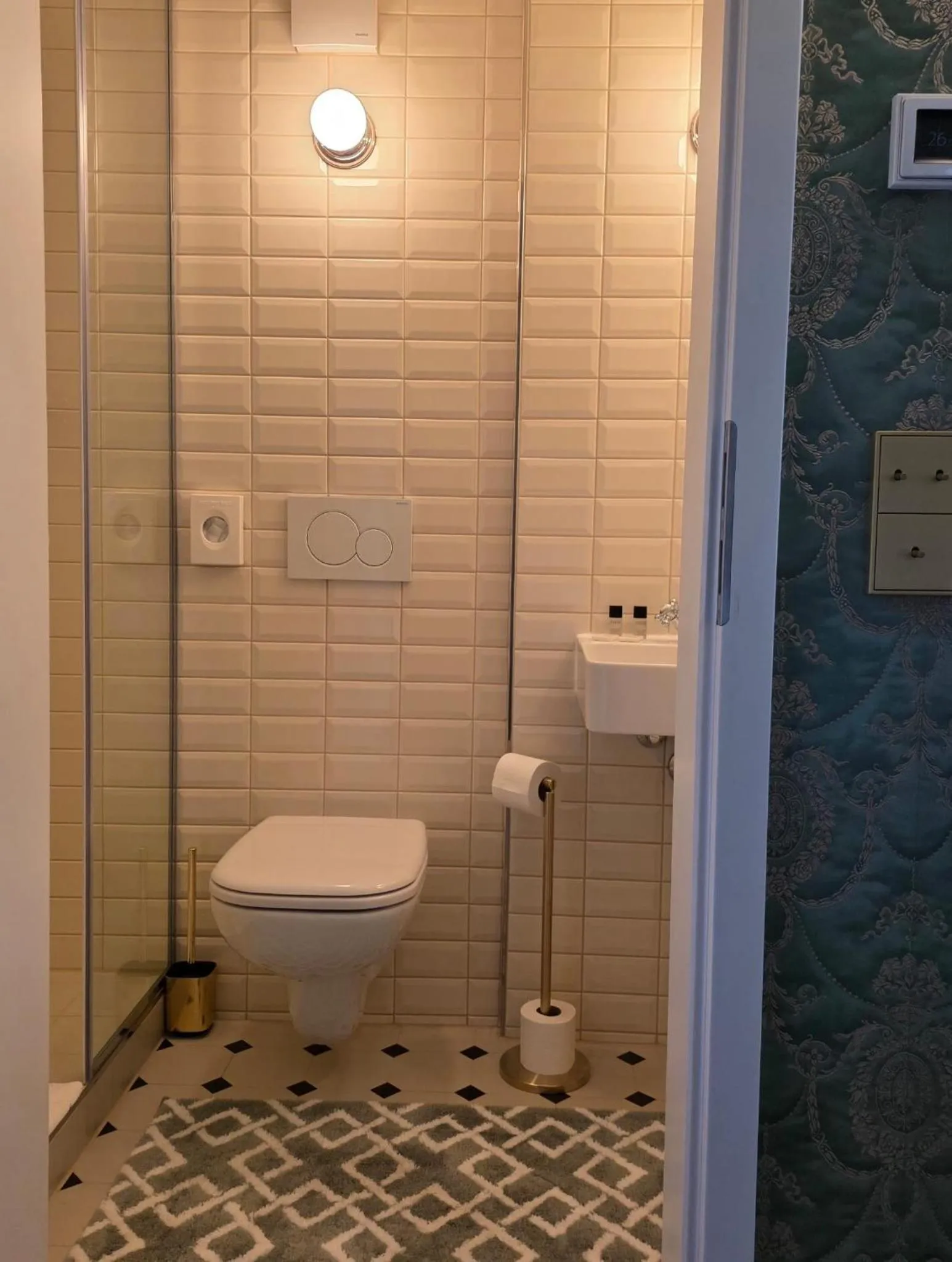 Shower in Hôtel du Train