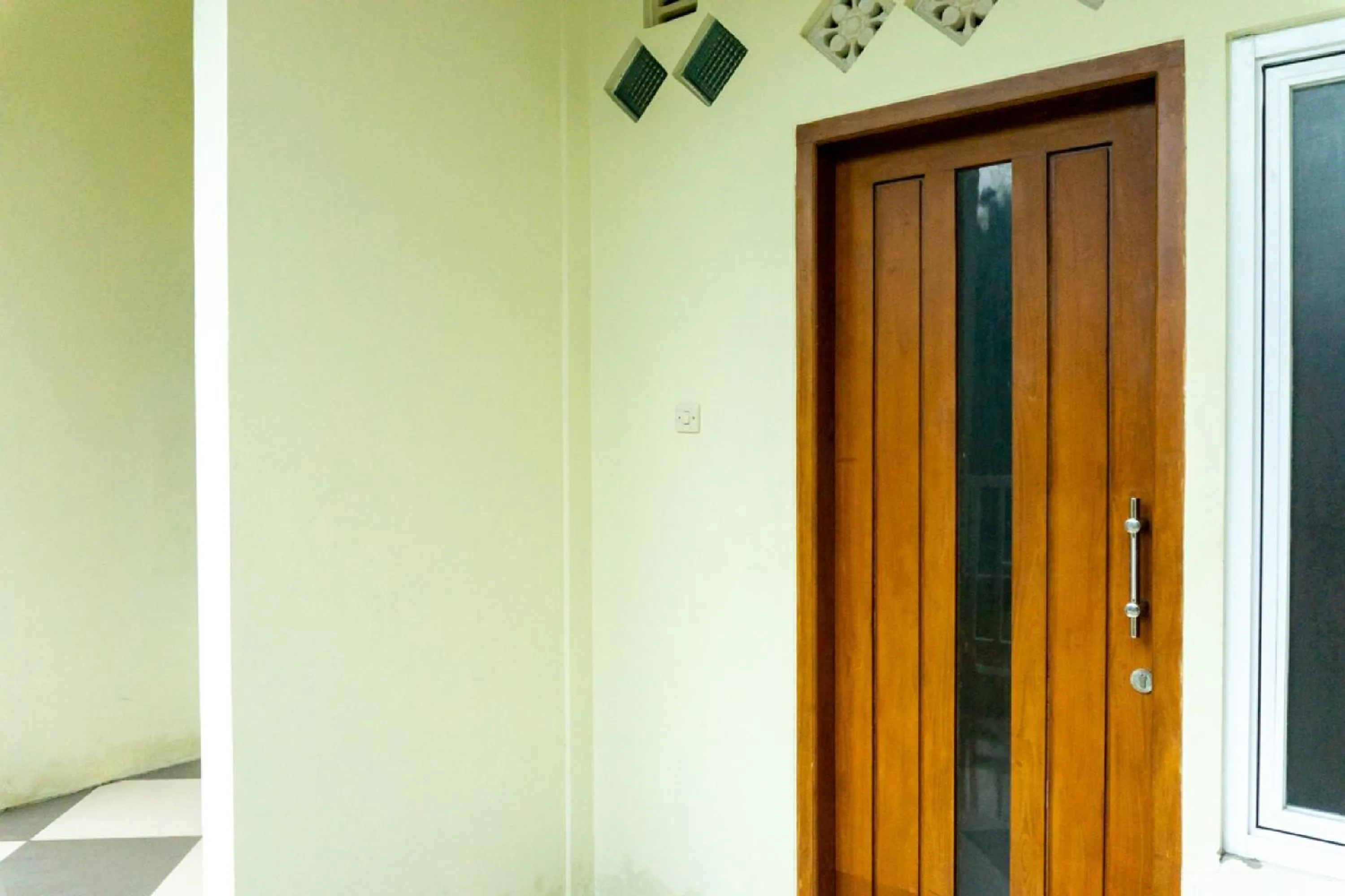 Facade/entrance in RedDoorz near Benteng Van Den Bosch