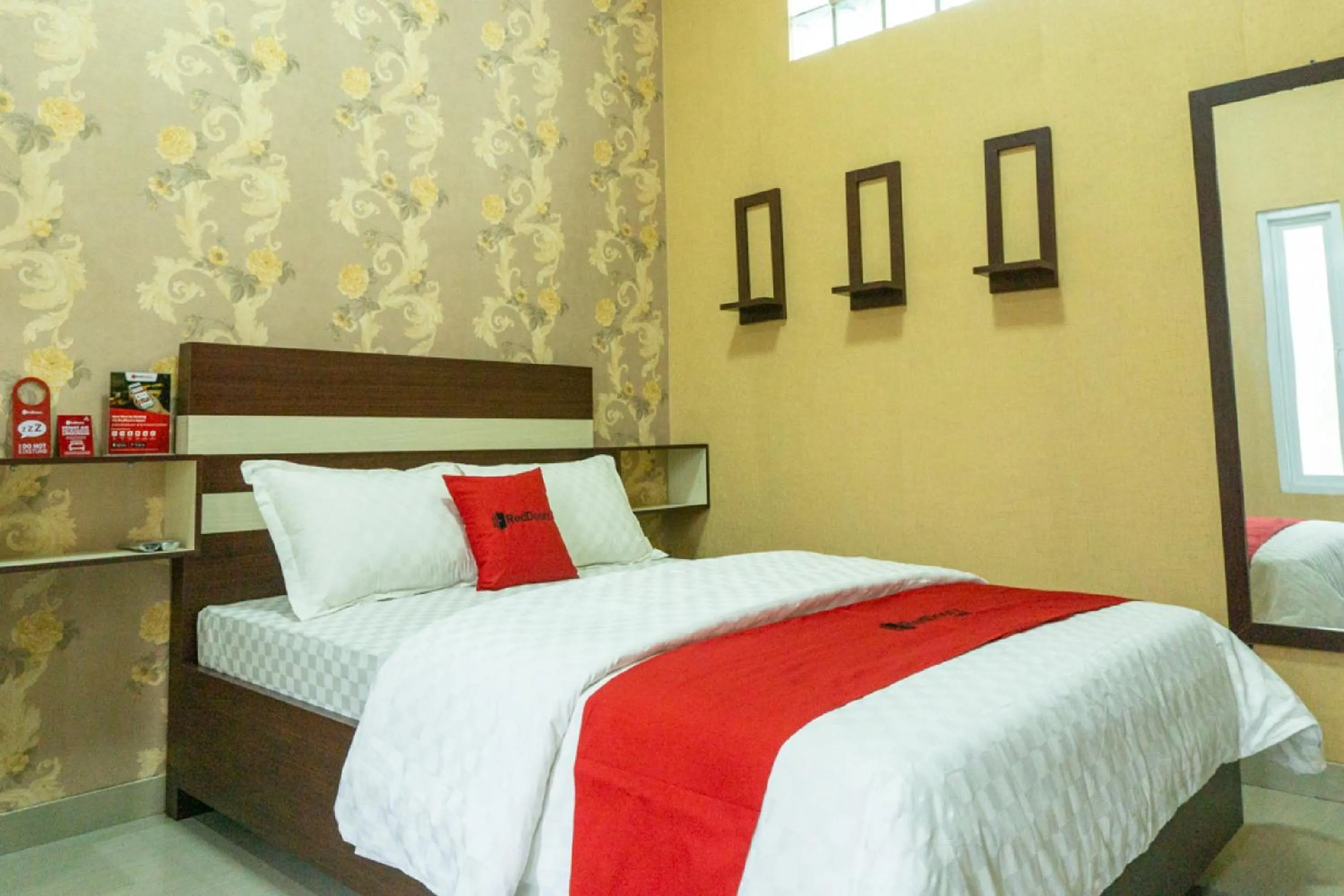 Bedroom, Bed in RedDoorz near Benteng Van Den Bosch