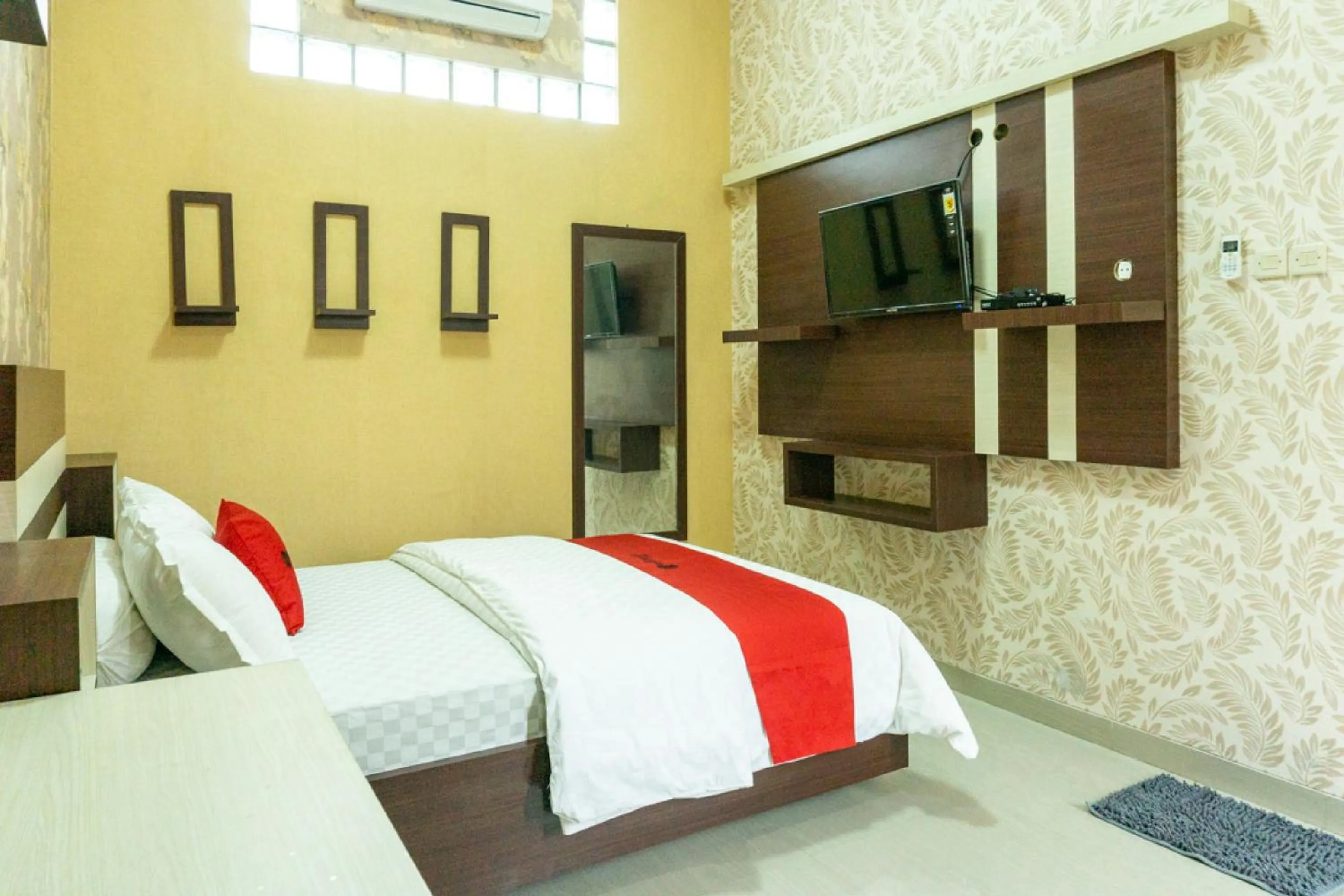 Bedroom, Bed in RedDoorz near Benteng Van Den Bosch