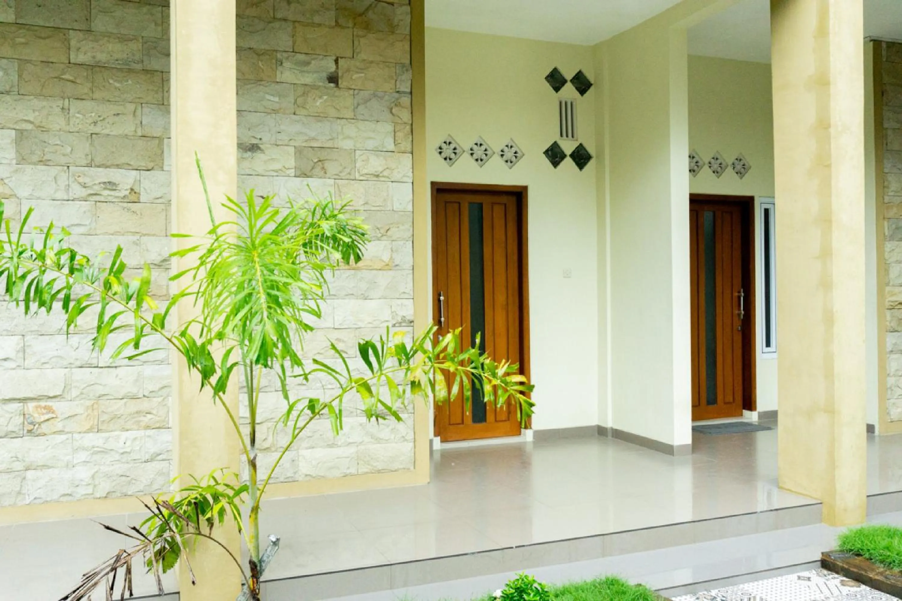 Facade/entrance in RedDoorz near Benteng Van Den Bosch