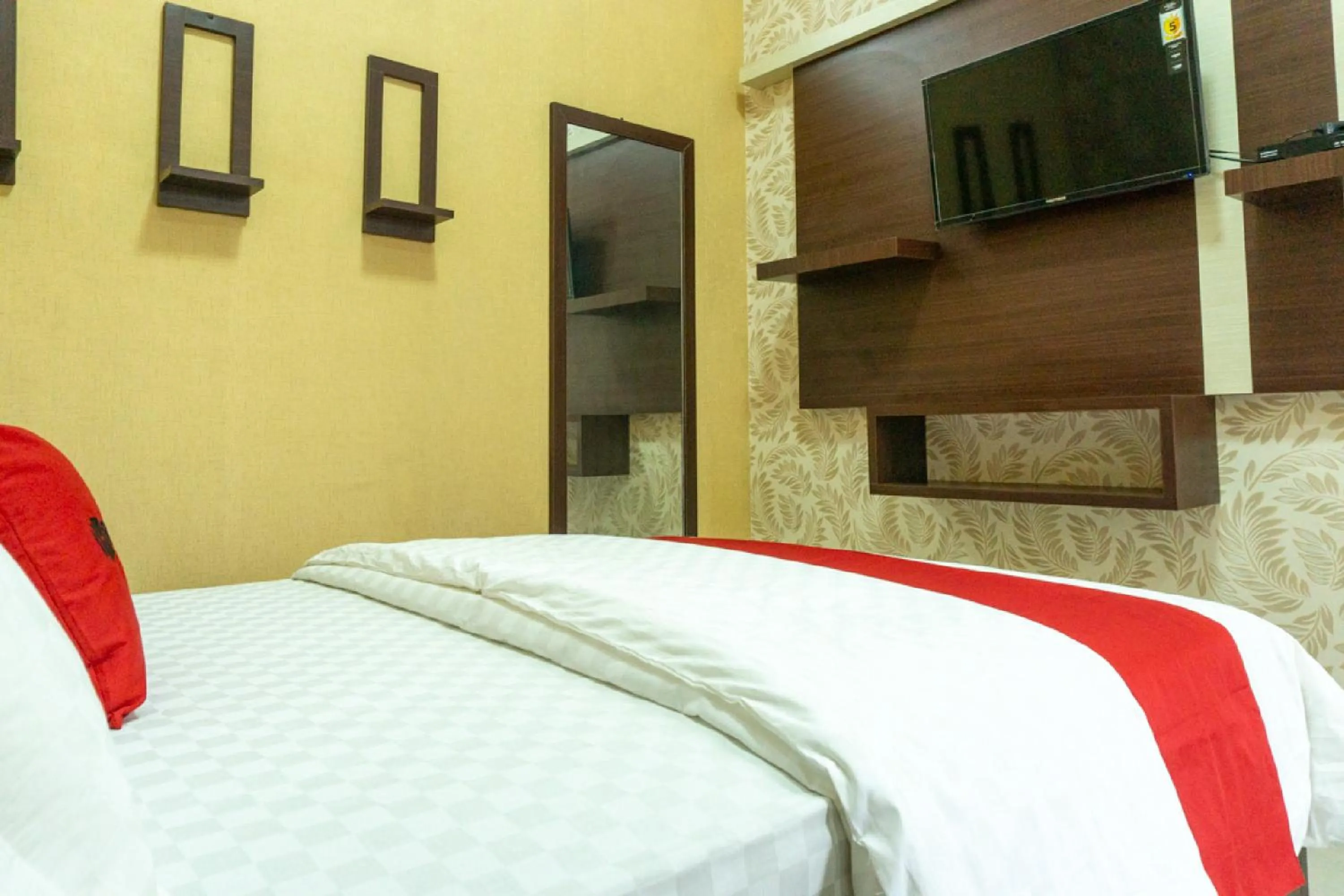 Bedroom, Bed in RedDoorz near Benteng Van Den Bosch