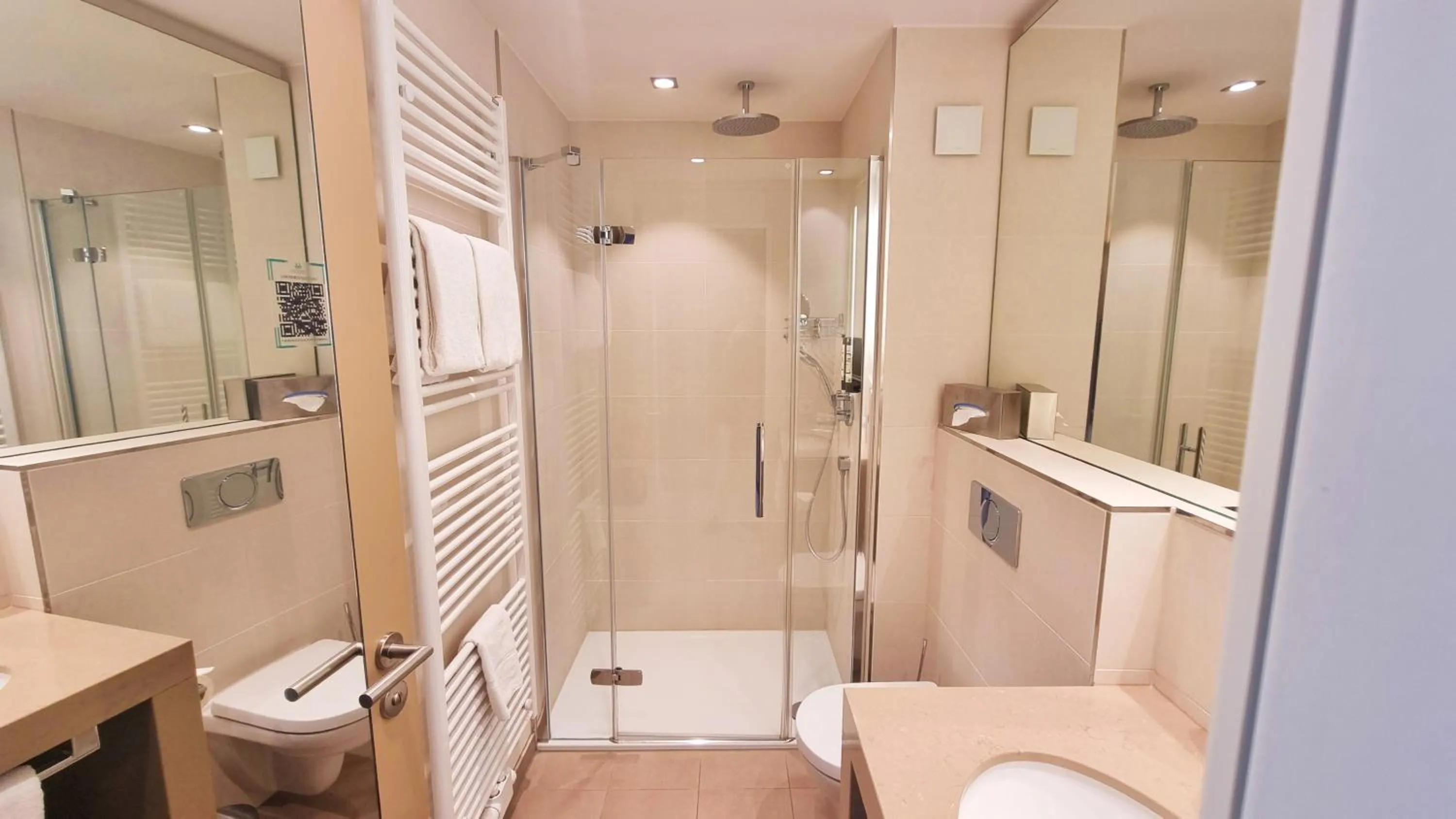 Bathroom in Hotel Panorama Hamburg-Harburg