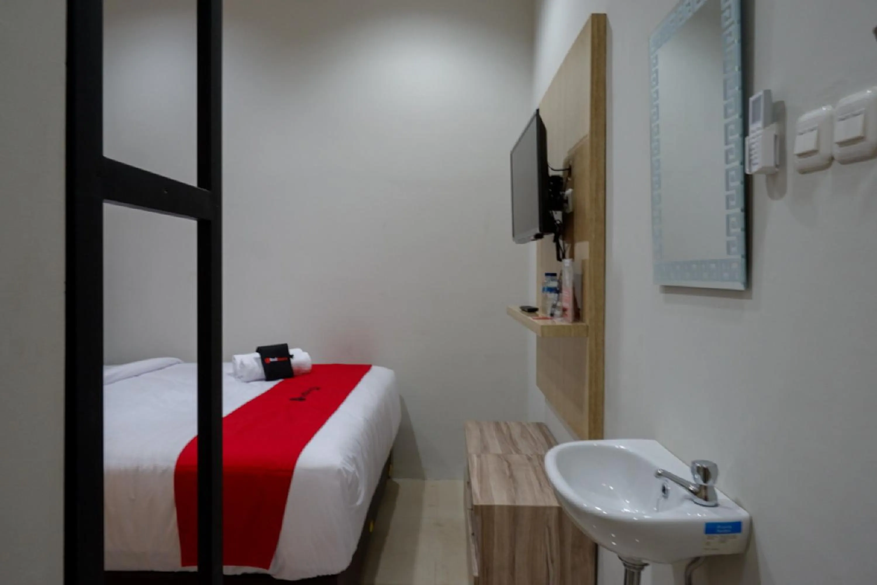 Bedroom, Bed in RedDoorz @ Jalan Kartini Semarang