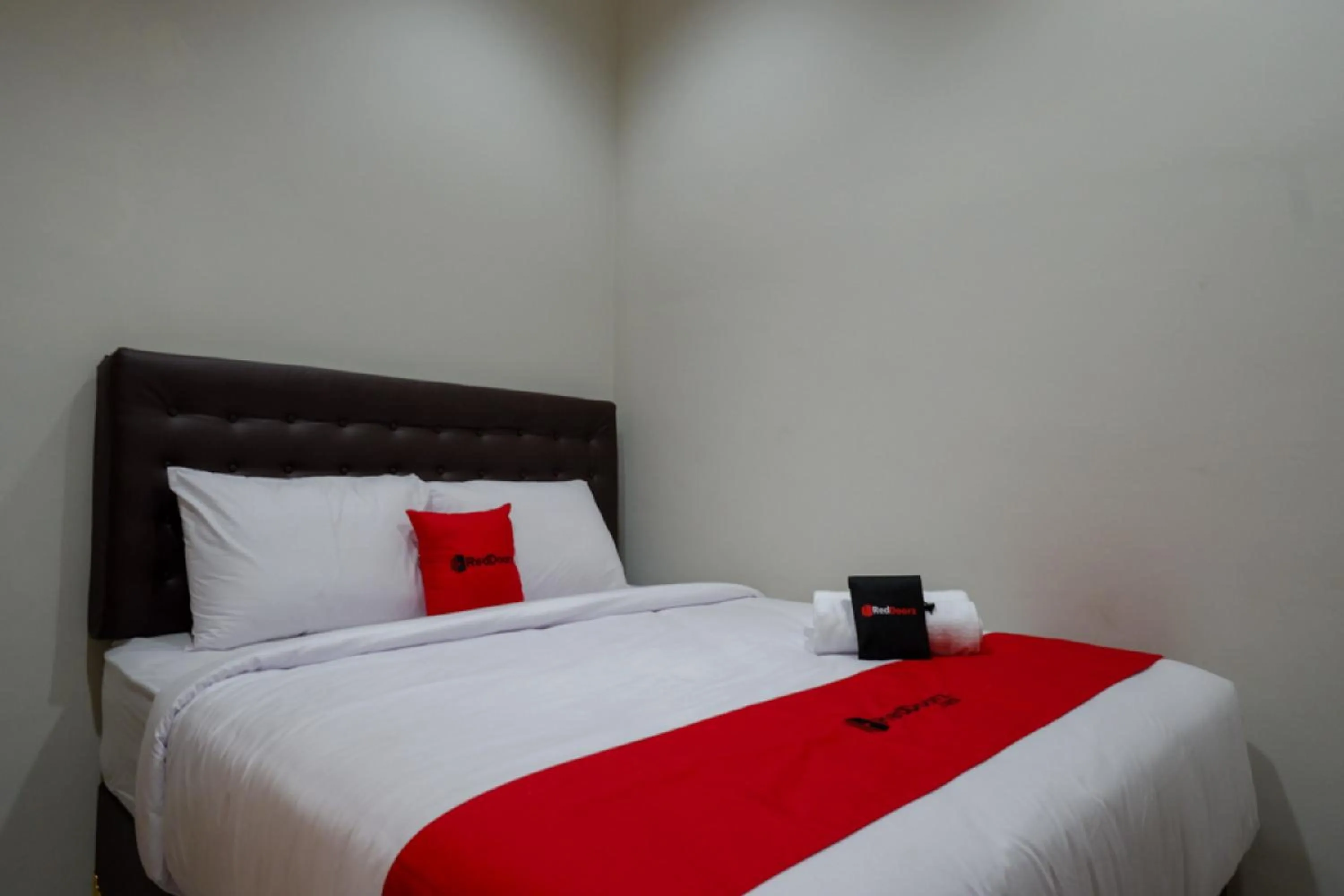 Bedroom, Bed in RedDoorz @ Jalan Kartini Semarang