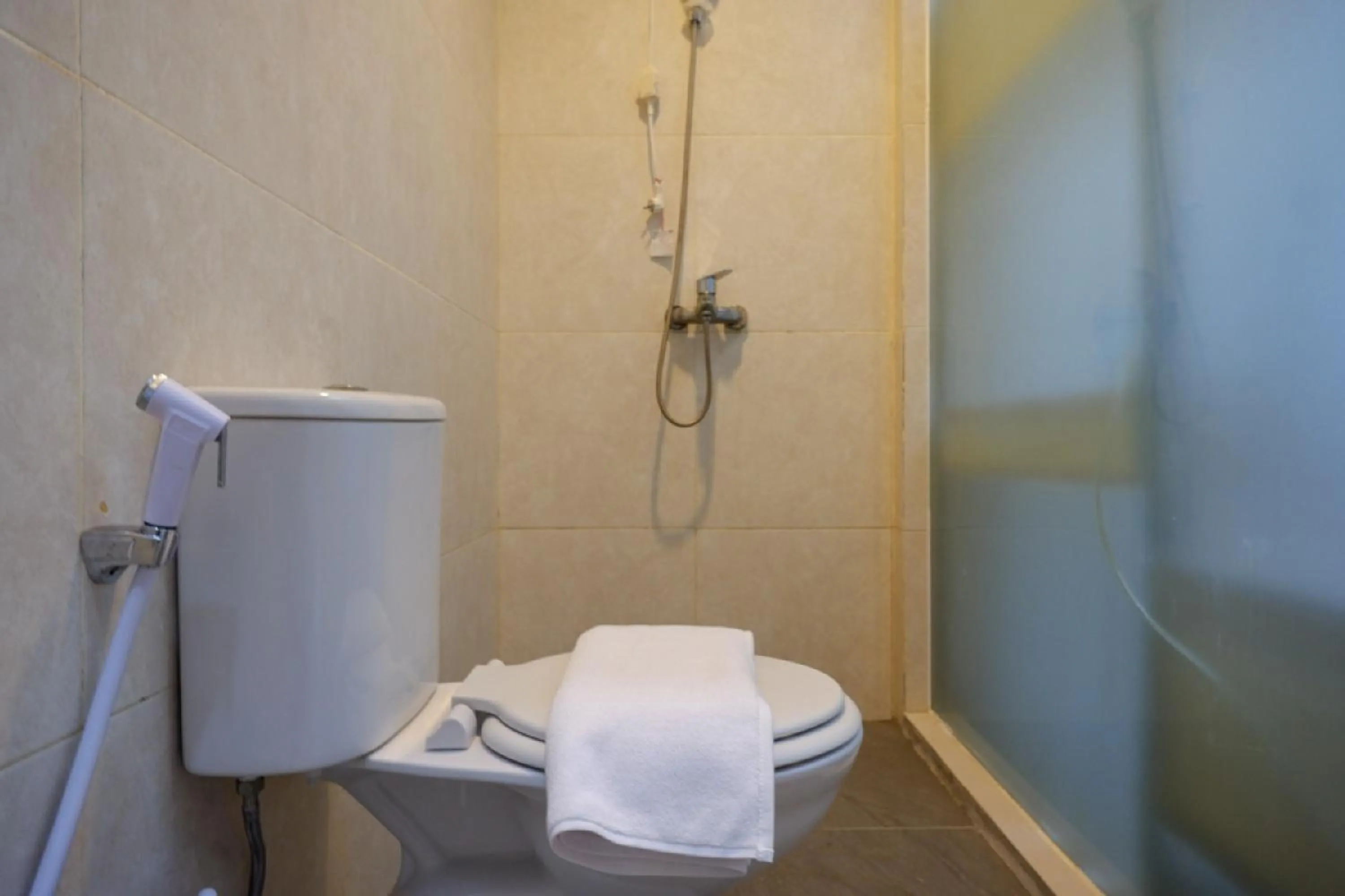 Bathroom in RedDoorz @ Jalan Kartini Semarang