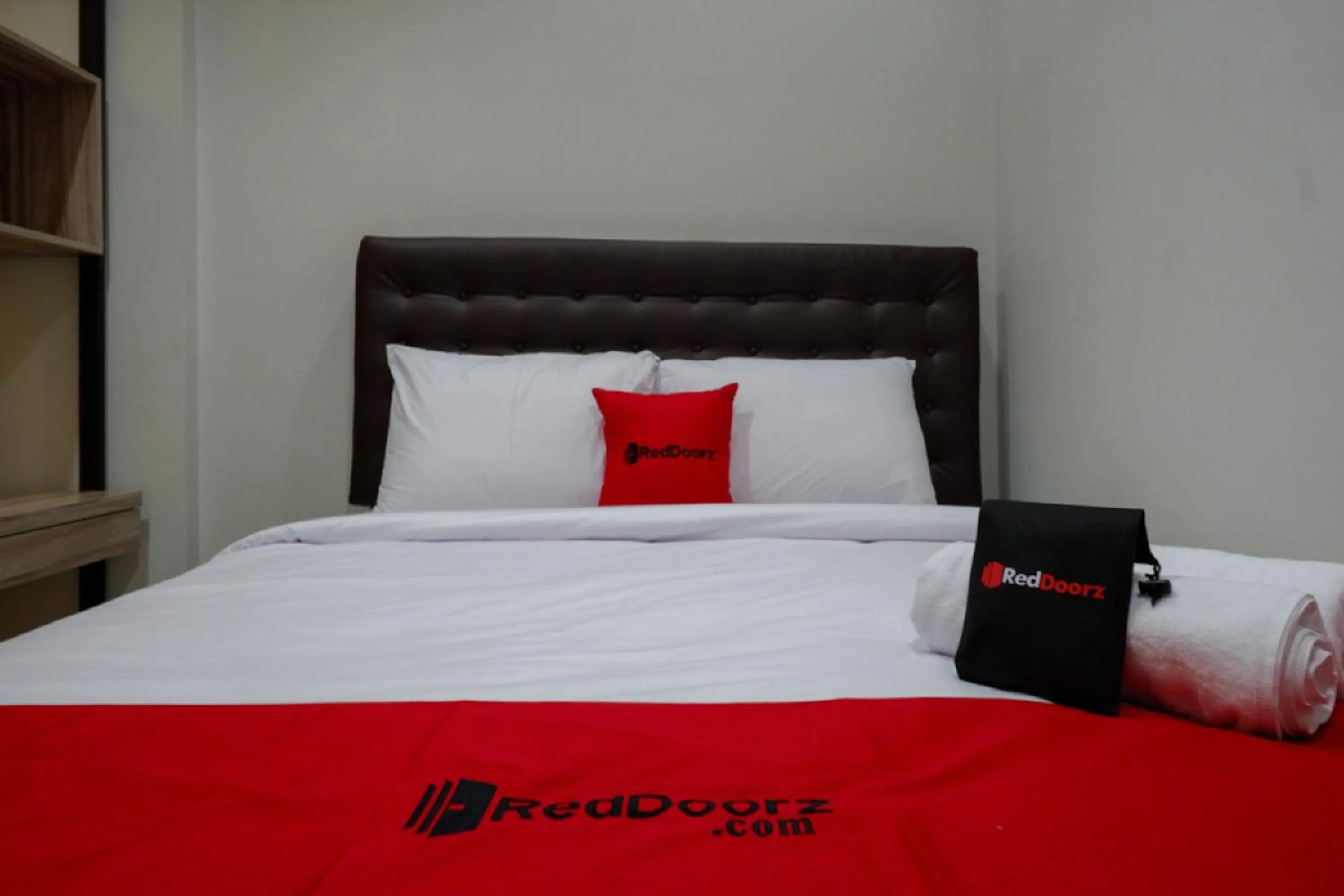 Bedroom, Bed in RedDoorz @ Jalan Kartini Semarang