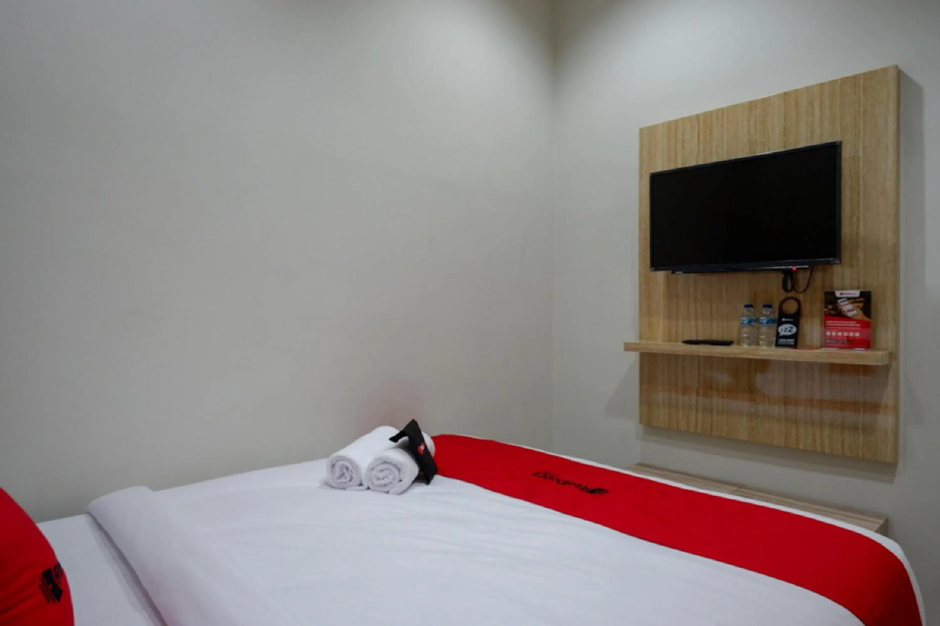 Bedroom, Bed in RedDoorz @ Jalan Kartini Semarang