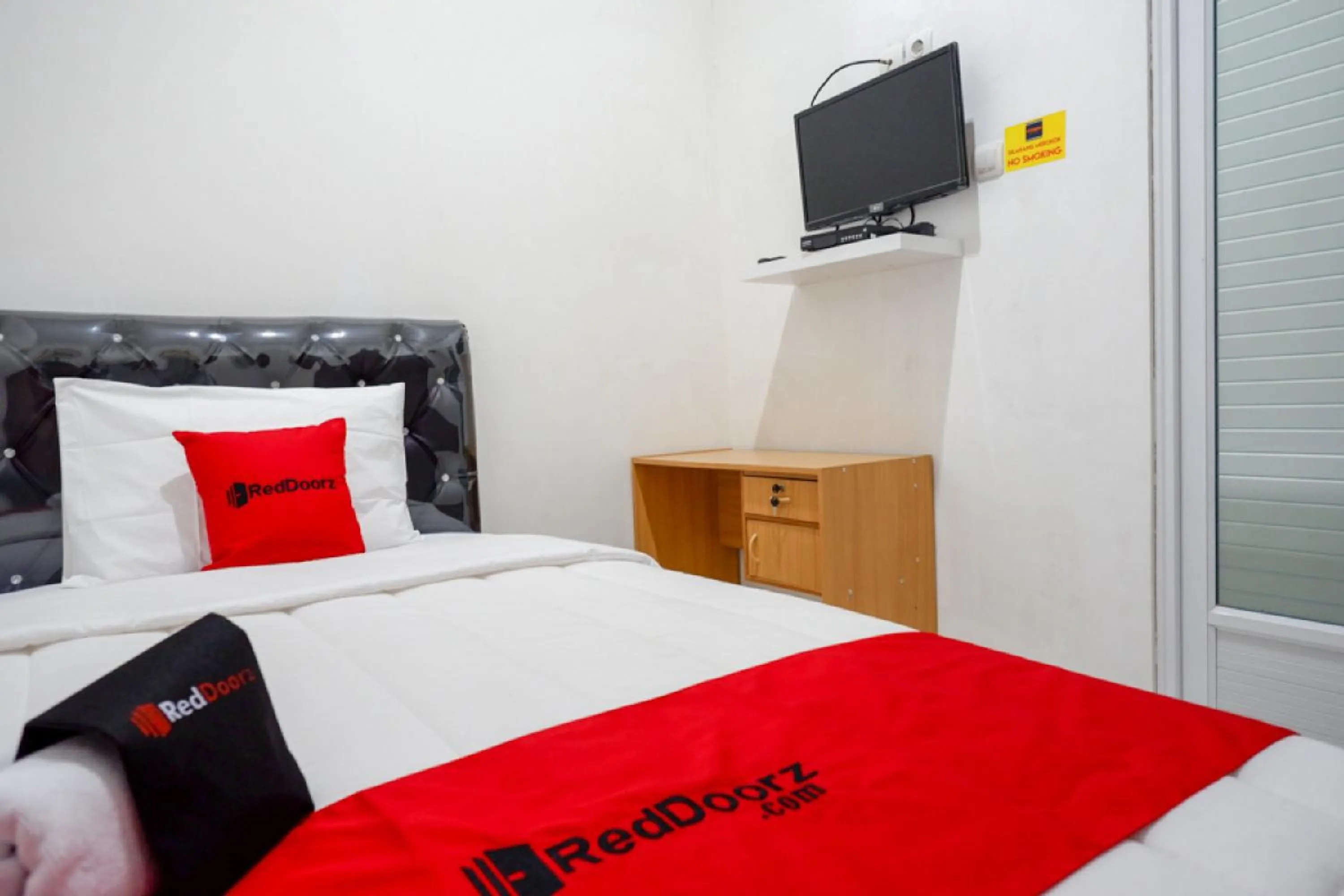 Bedroom, Bed in RedDoorz Hostel near Kota Lama Semarang