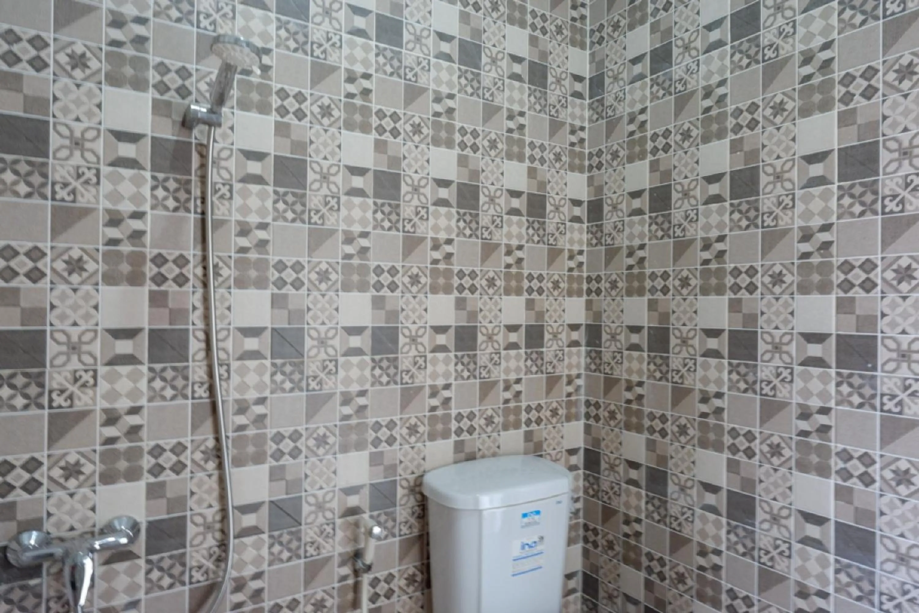 Bathroom in RedDoorz Hostel near Kota Lama Semarang