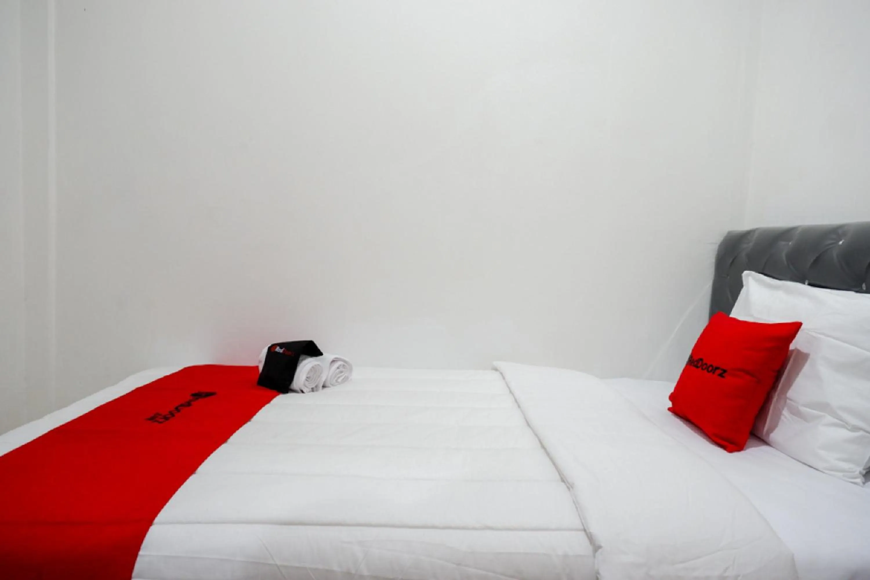 Bedroom, Bed in RedDoorz Hostel near Kota Lama Semarang