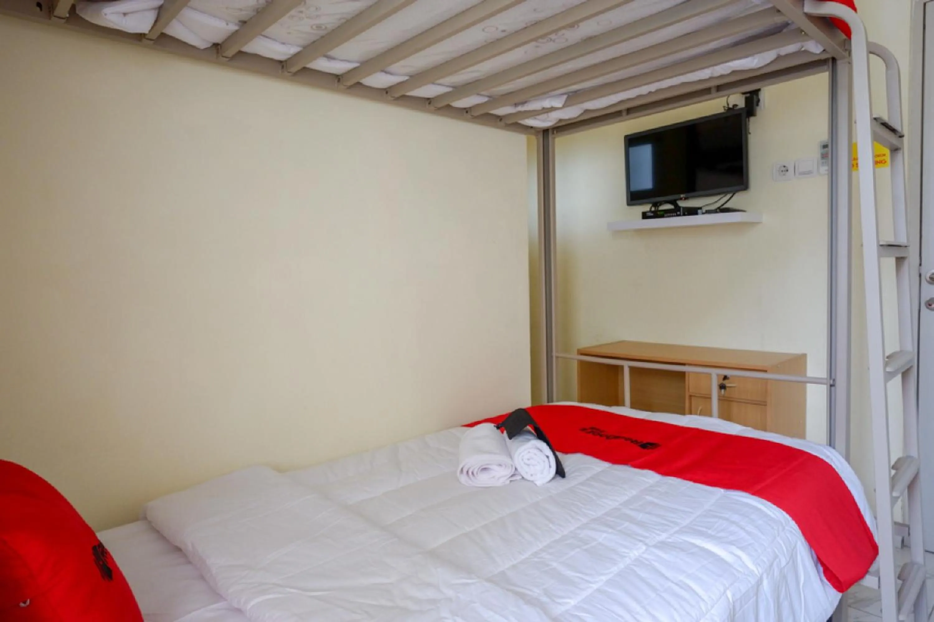 Bedroom, Bed in RedDoorz Hostel near Kota Lama Semarang