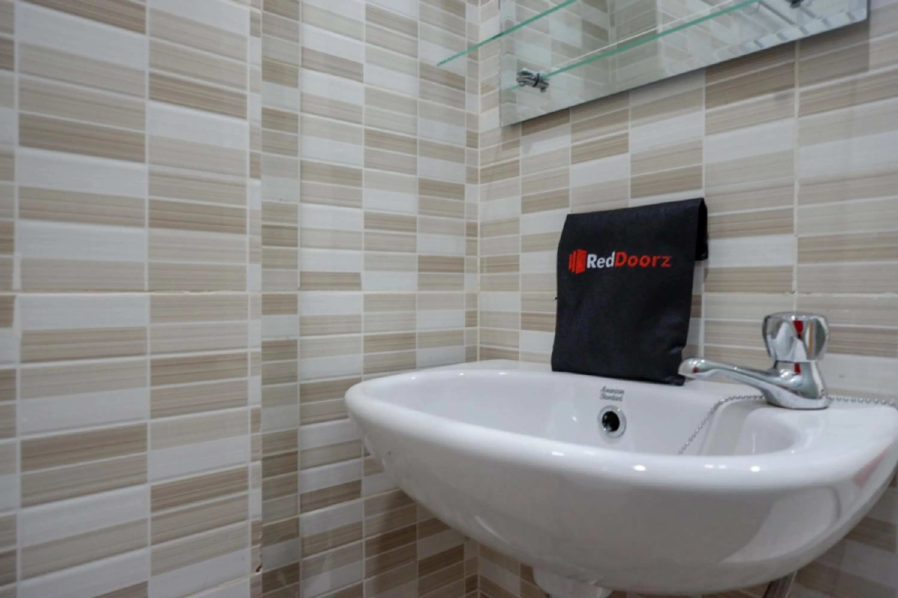 Bathroom in RedDoorz Hostel near Kota Lama Semarang