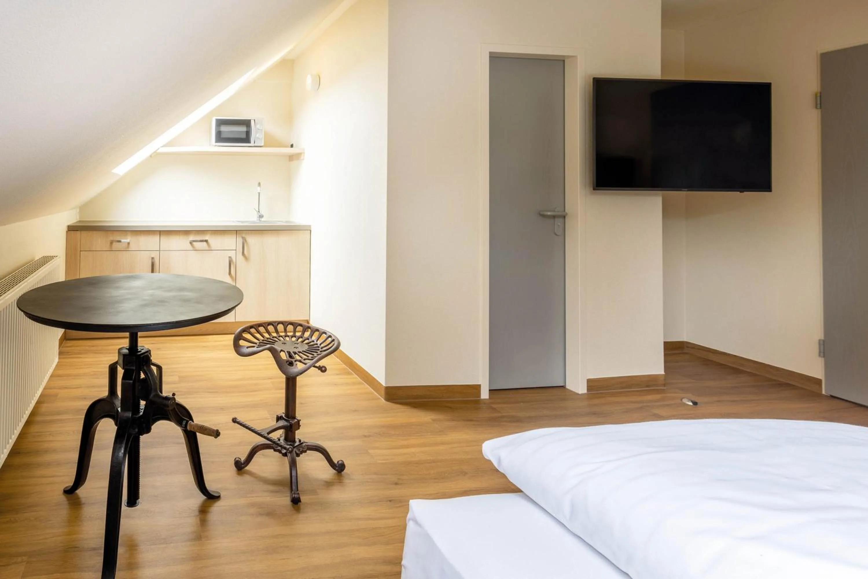 Kitchen or kitchenette, Bed in Seminaris Hotel Bad Boll