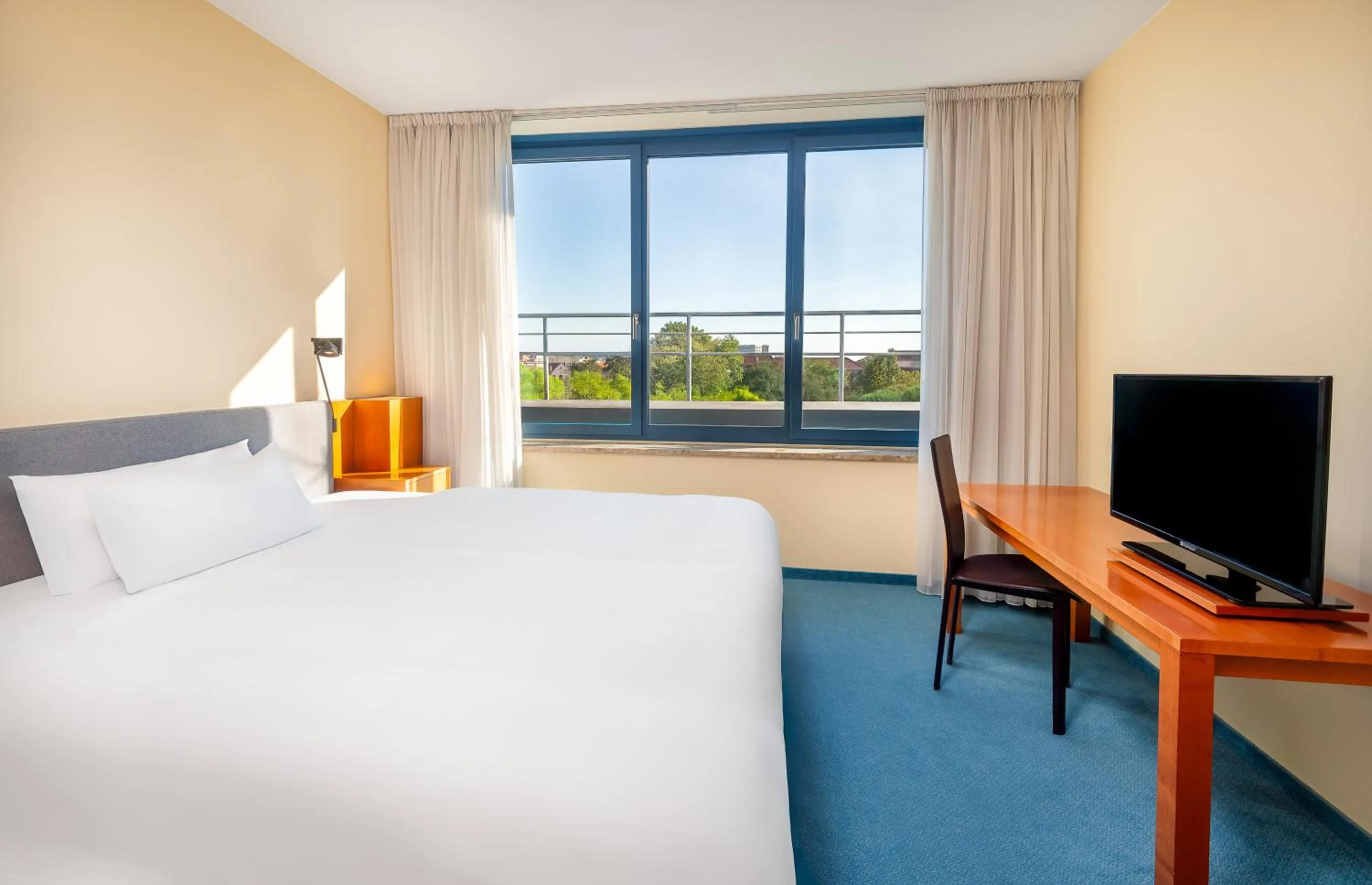 Bedroom, Bed in Radisson Blu Fürst Leopold Hotel