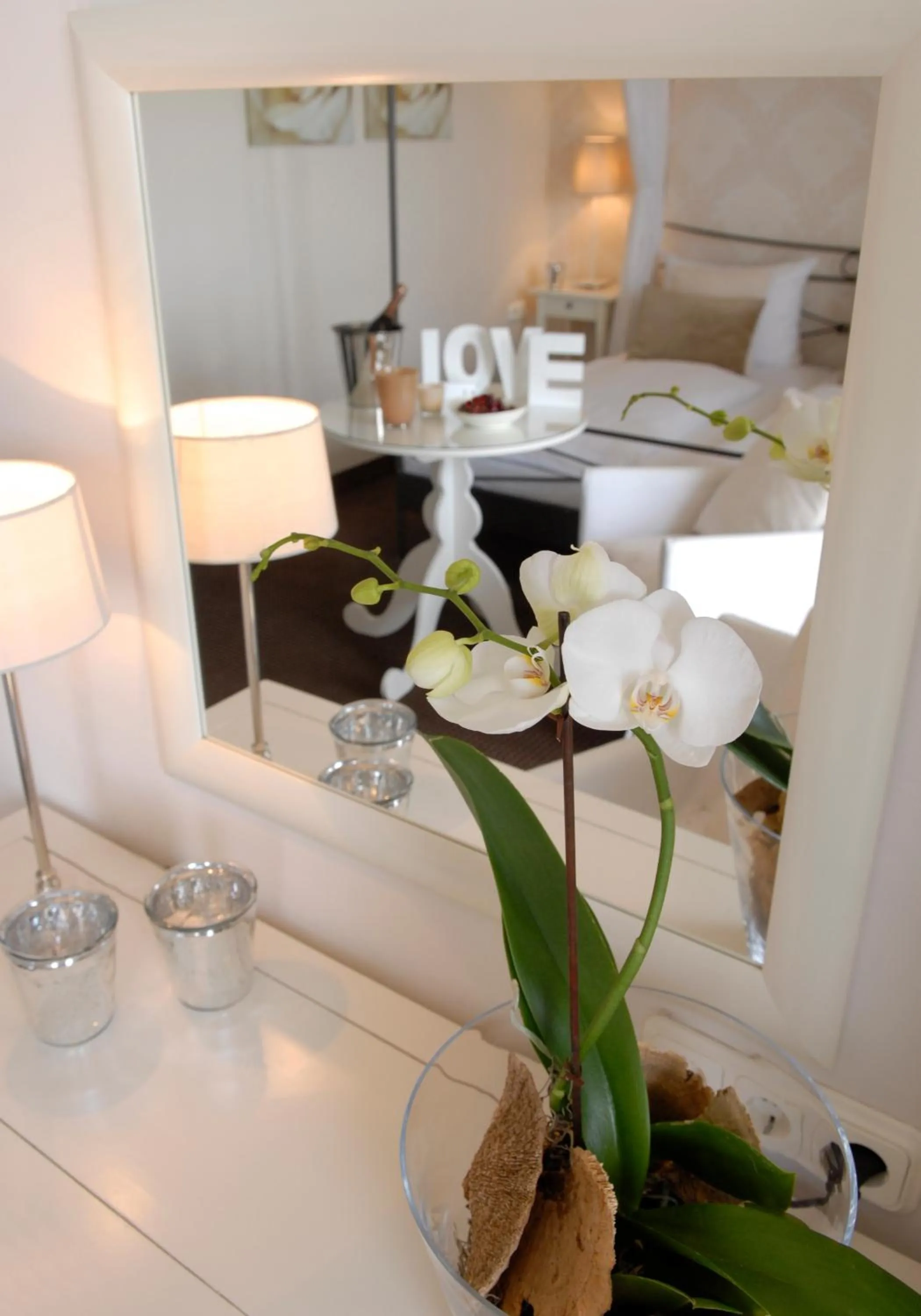 Bathroom, Restaurant/Places to Eat in Hotel Friends