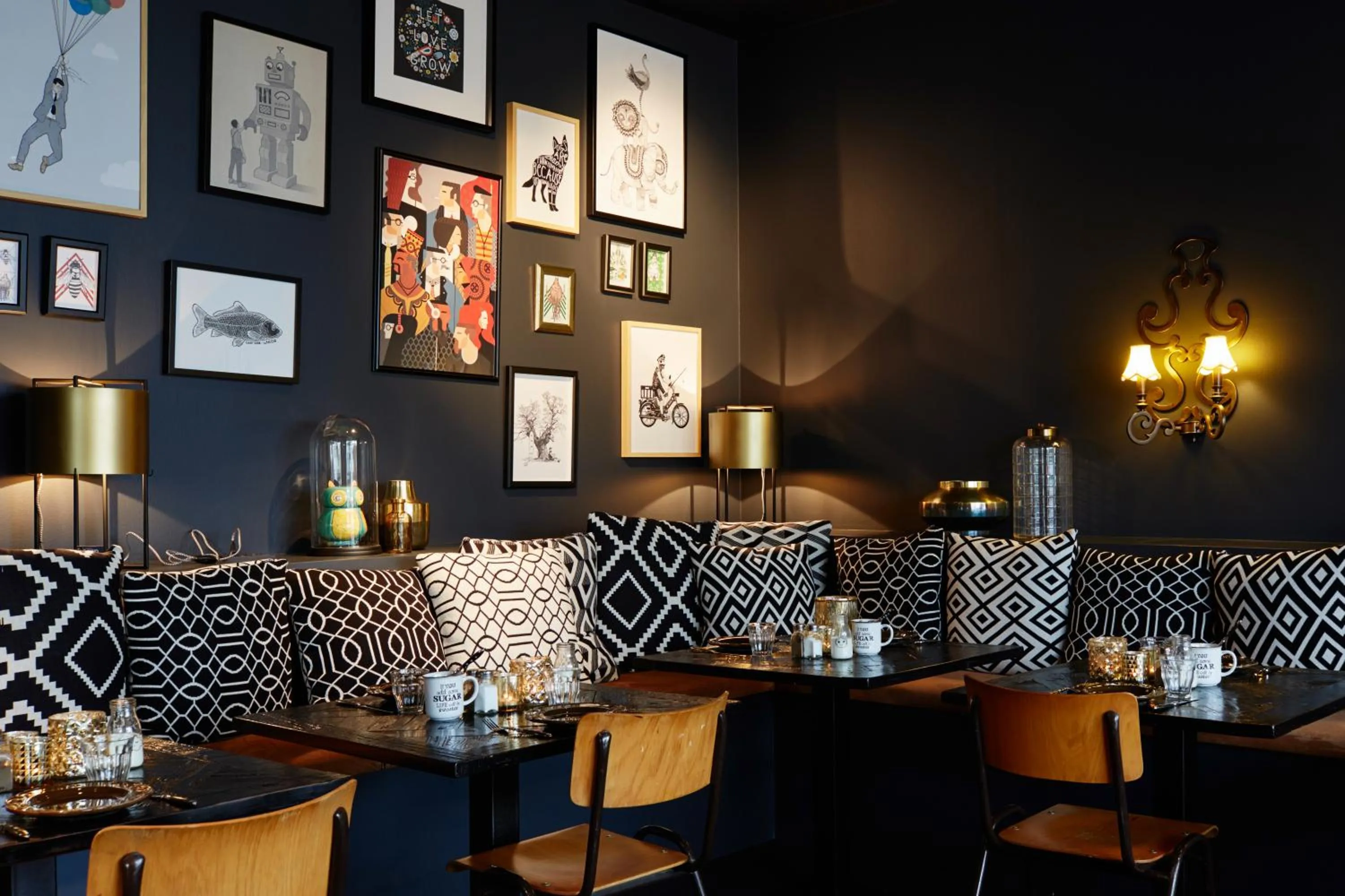 Restaurant/Places to Eat in Hotel Friends