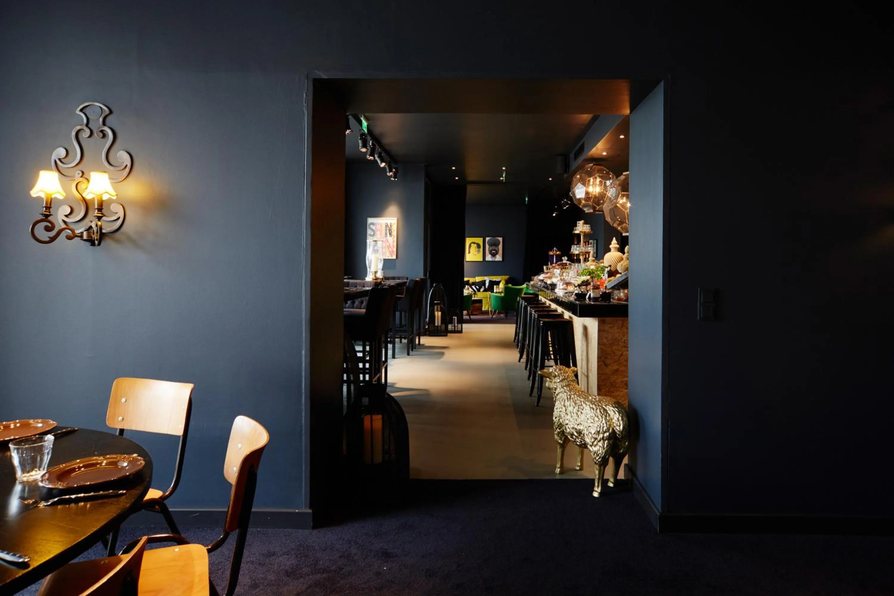 Restaurant/places to eat in Hotel Friends