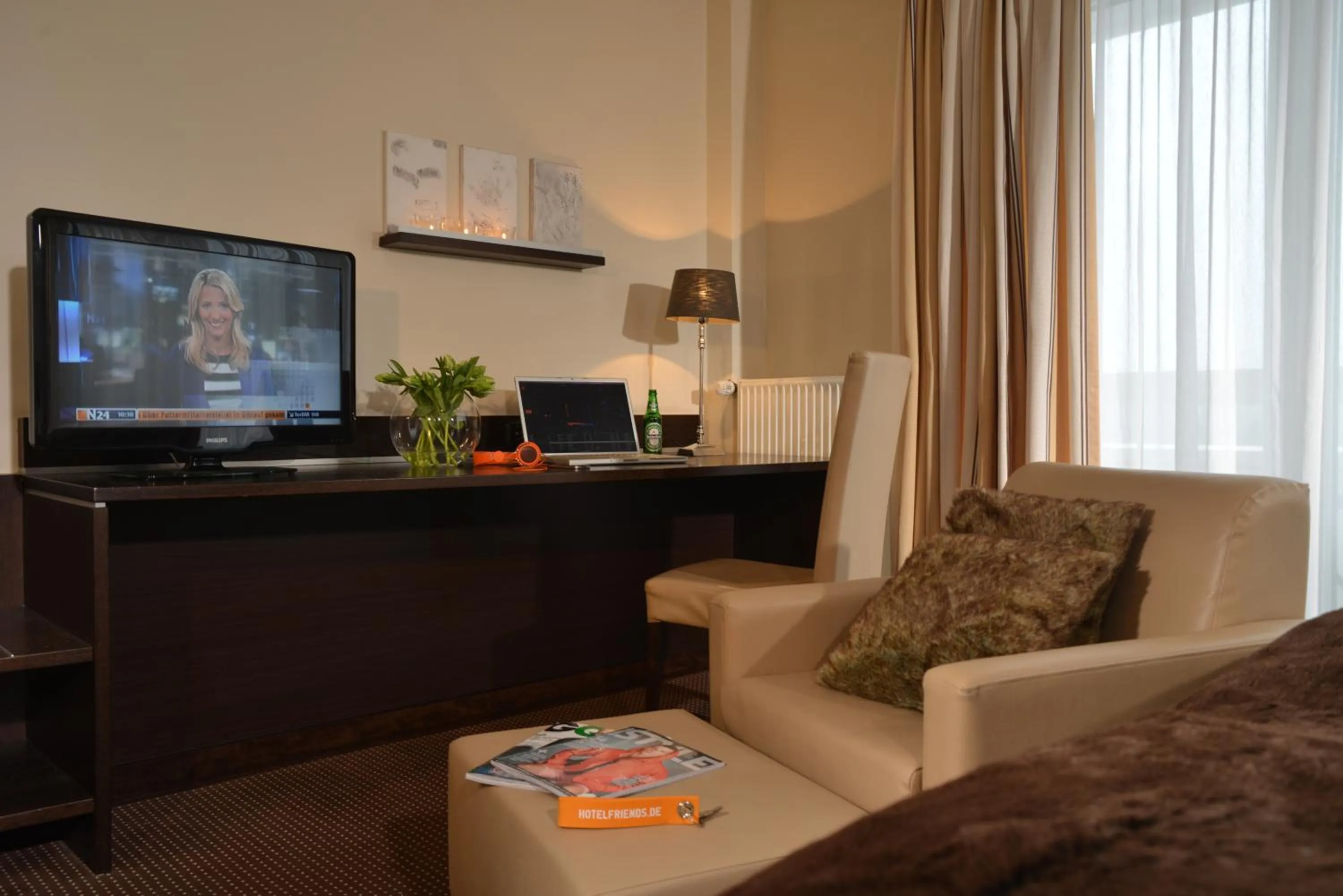 Communal lounge/ TV room, TV/Entertainment Center in Hotel Friends