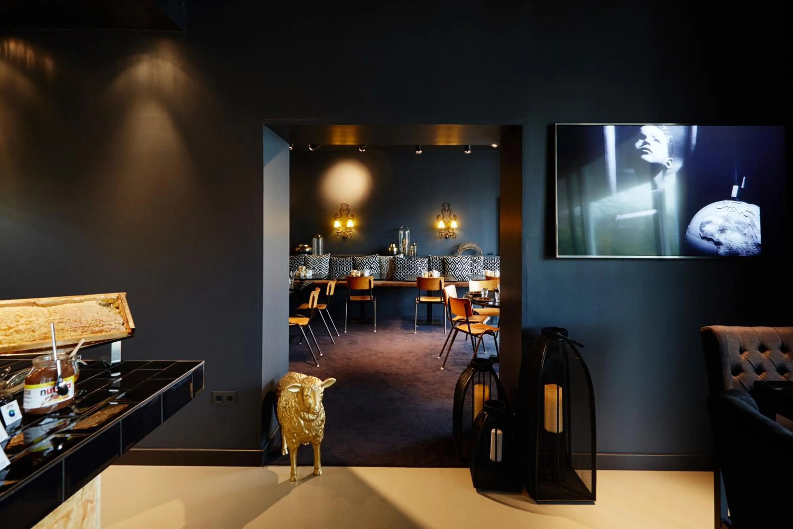 Restaurant/Places to Eat in Hotel Friends