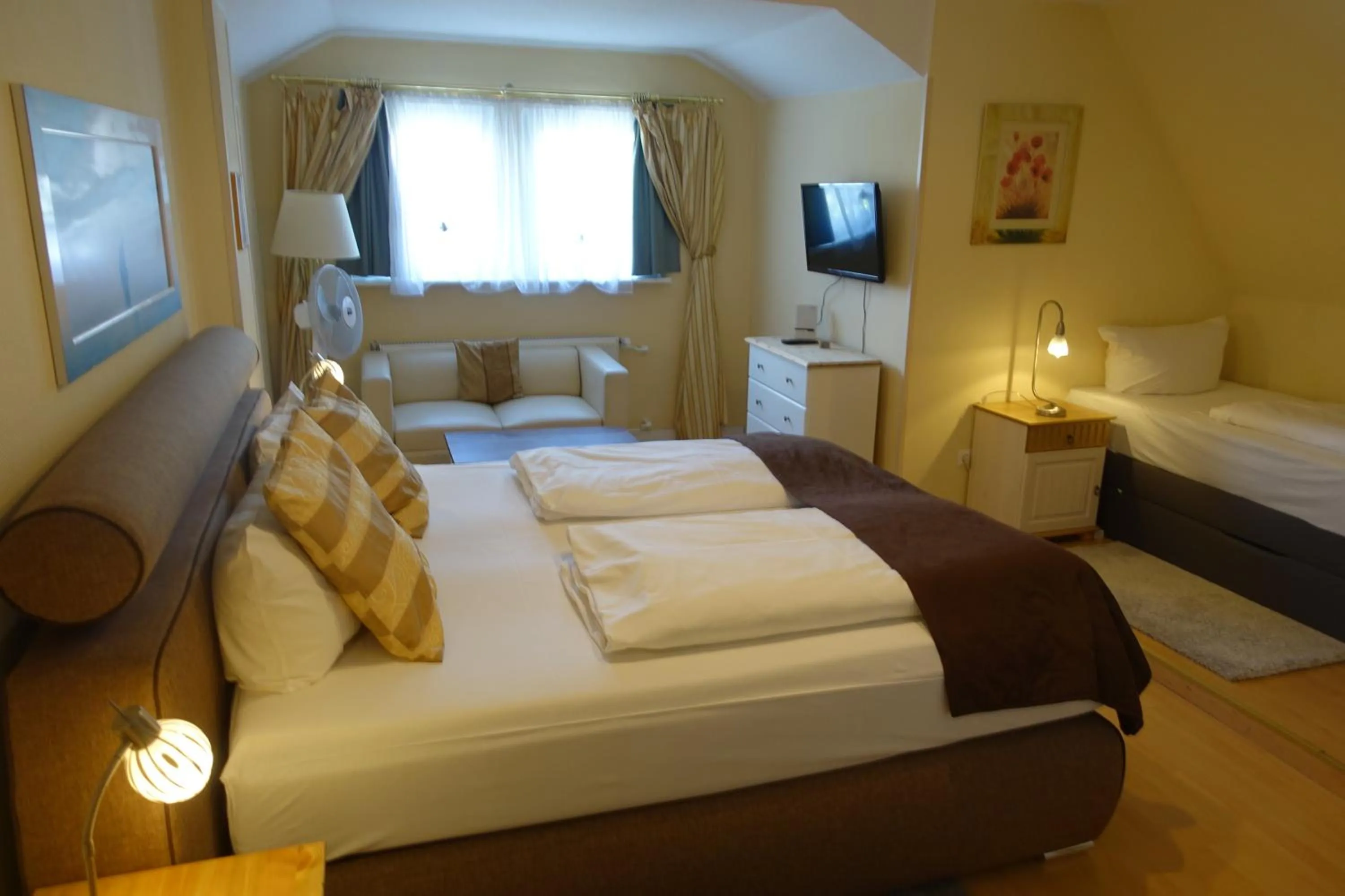 Photo of the whole room, Bed in Hotel Villa Konstanz