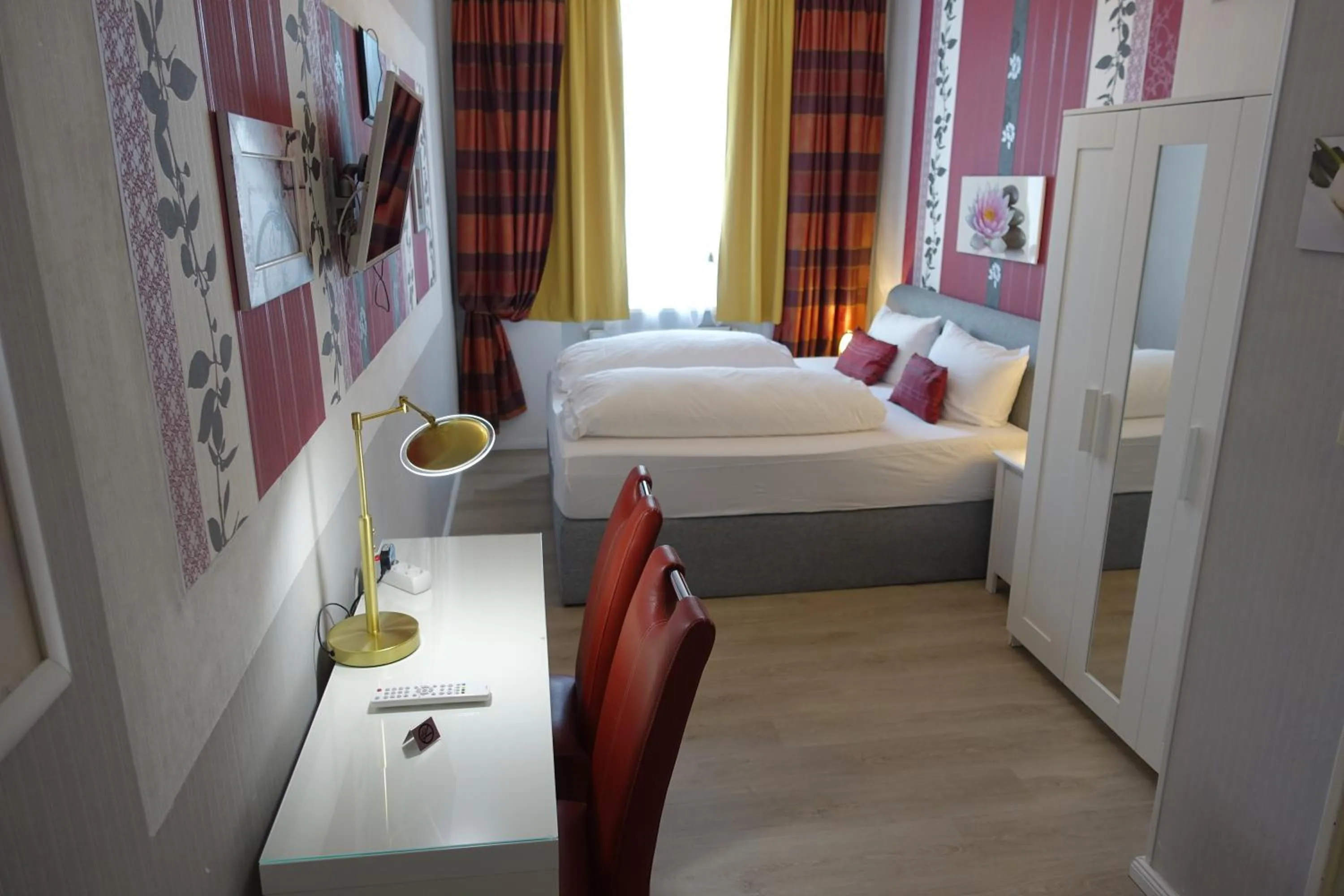 Photo of the whole room, Bed in Hotel Villa Konstanz