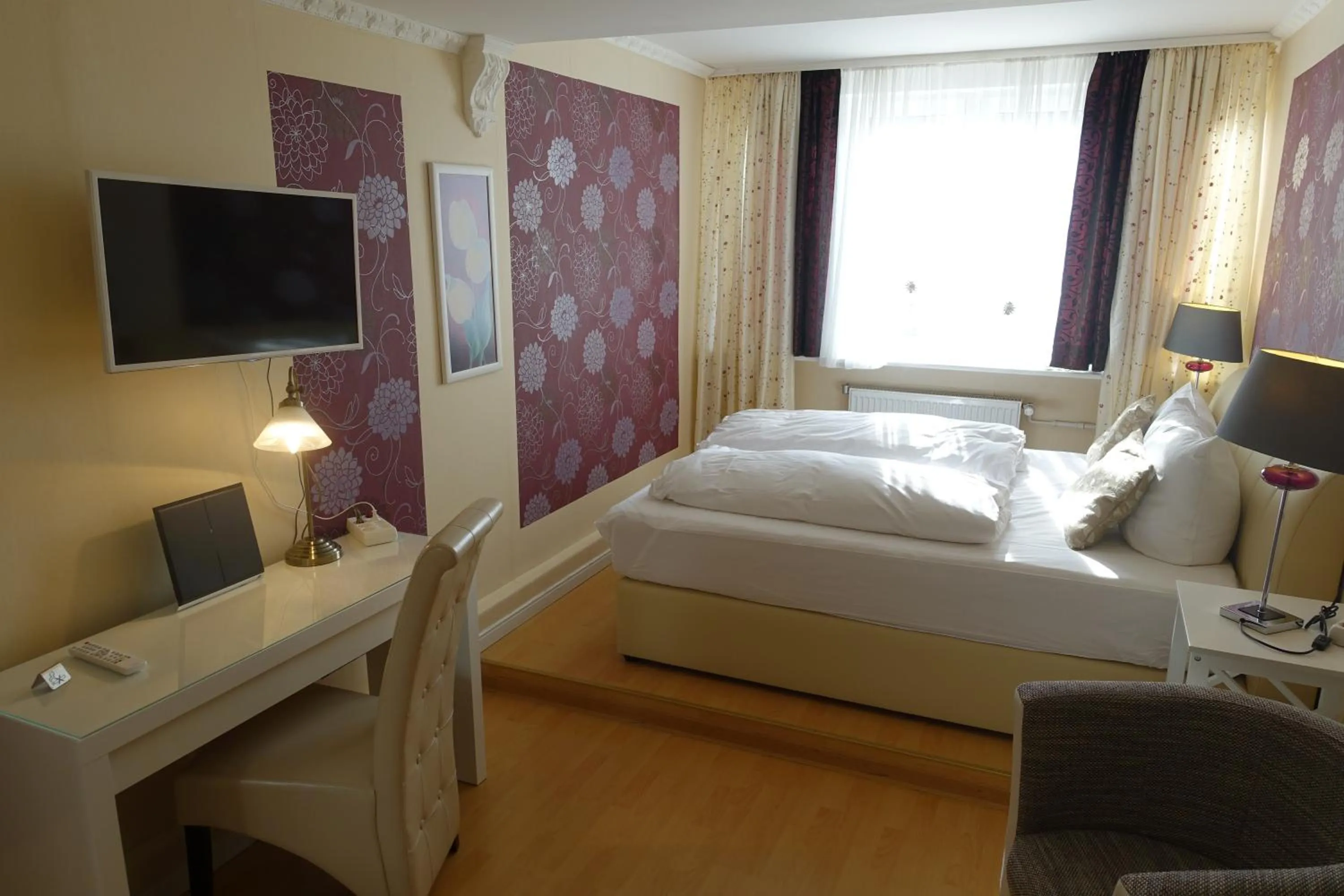 Photo of the whole room, Bed in Hotel Villa Konstanz