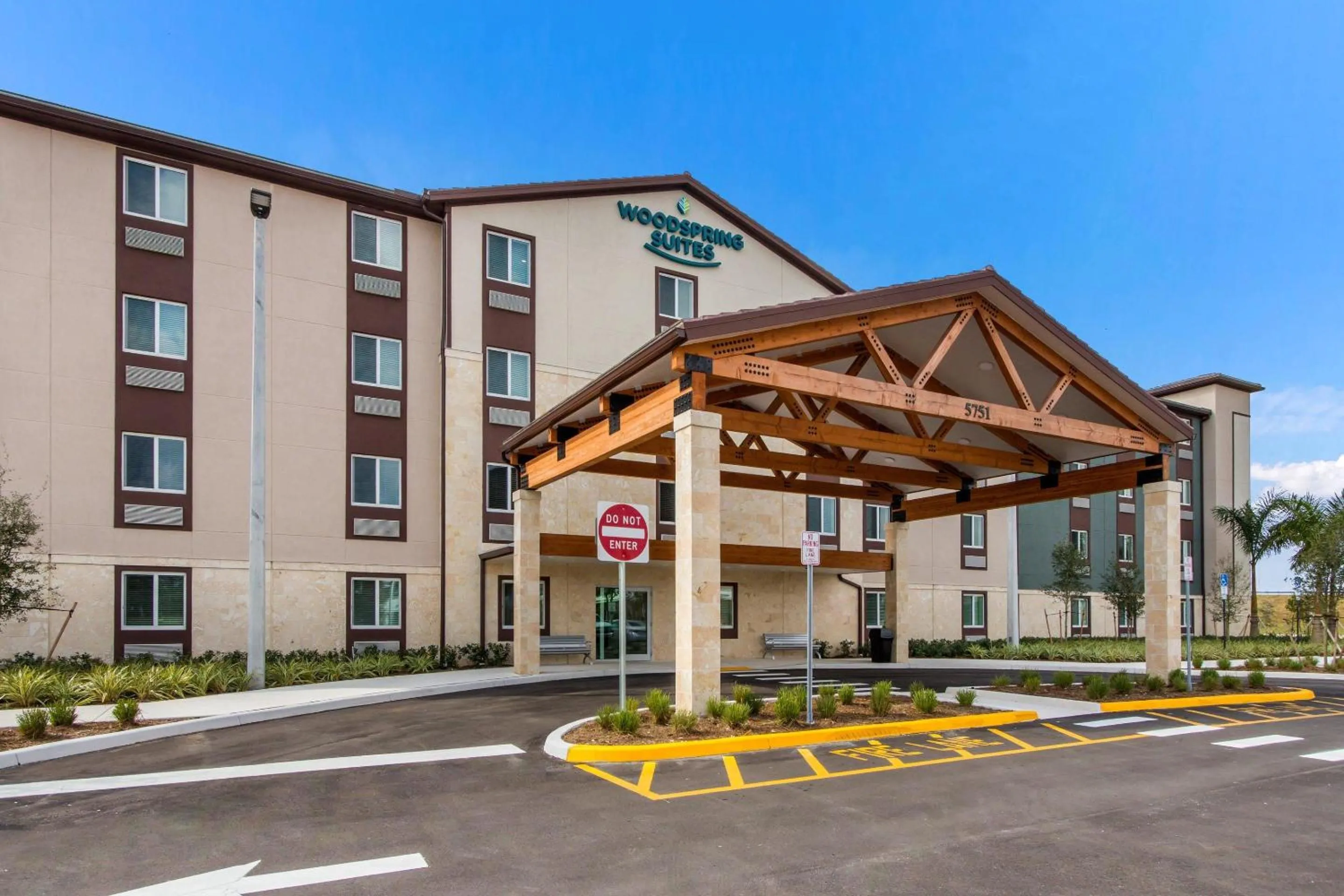 Property building in WoodSpring Suites Tamarac