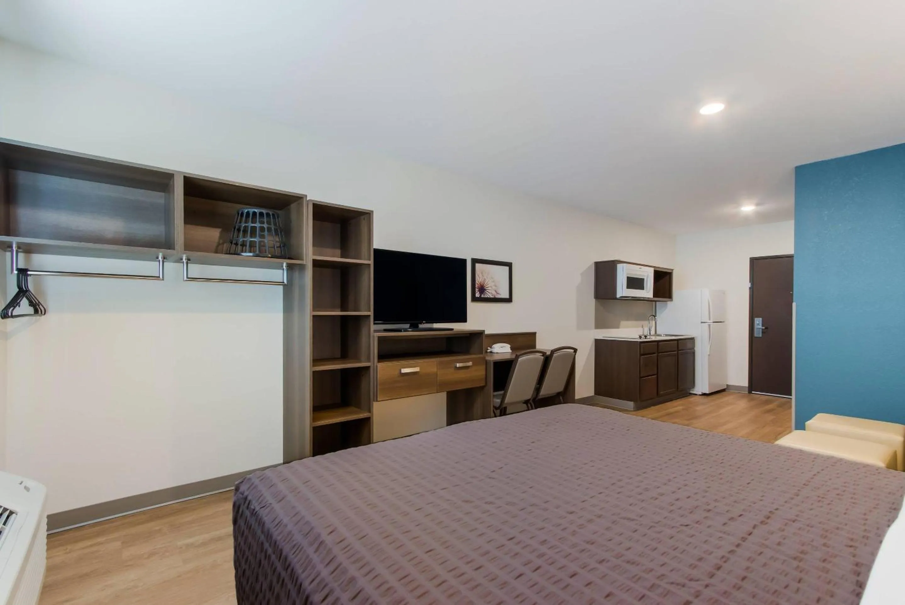 Bedroom, Bed in WoodSpring Suites Tamarac