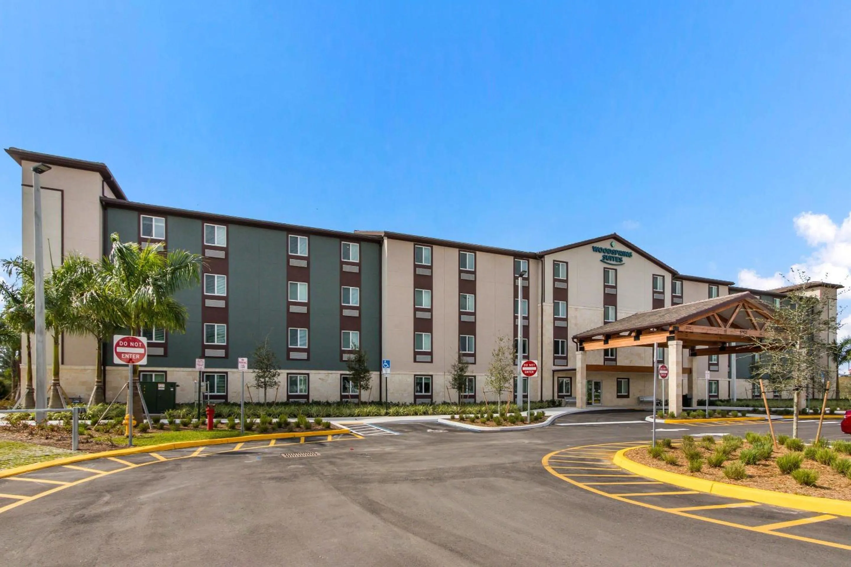 Property building in WoodSpring Suites Tamarac