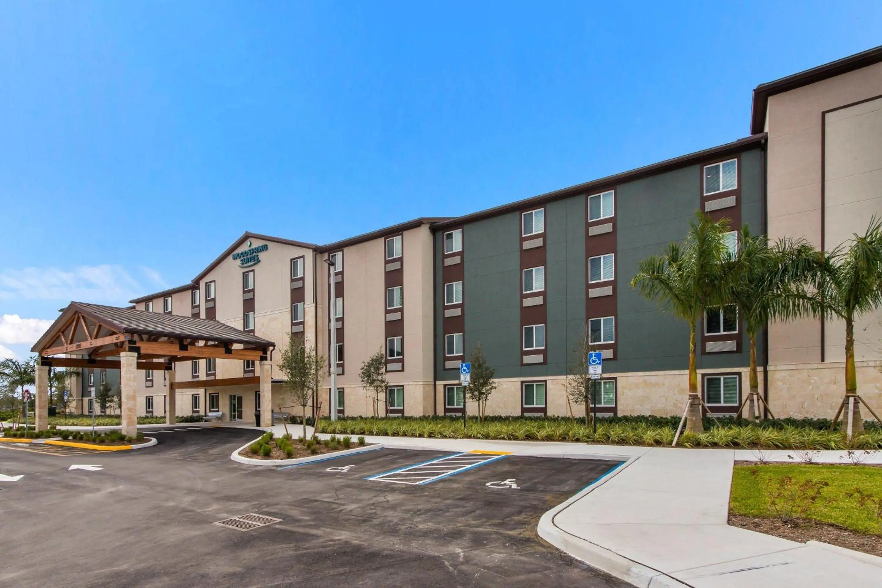 Property building in WoodSpring Suites Tamarac