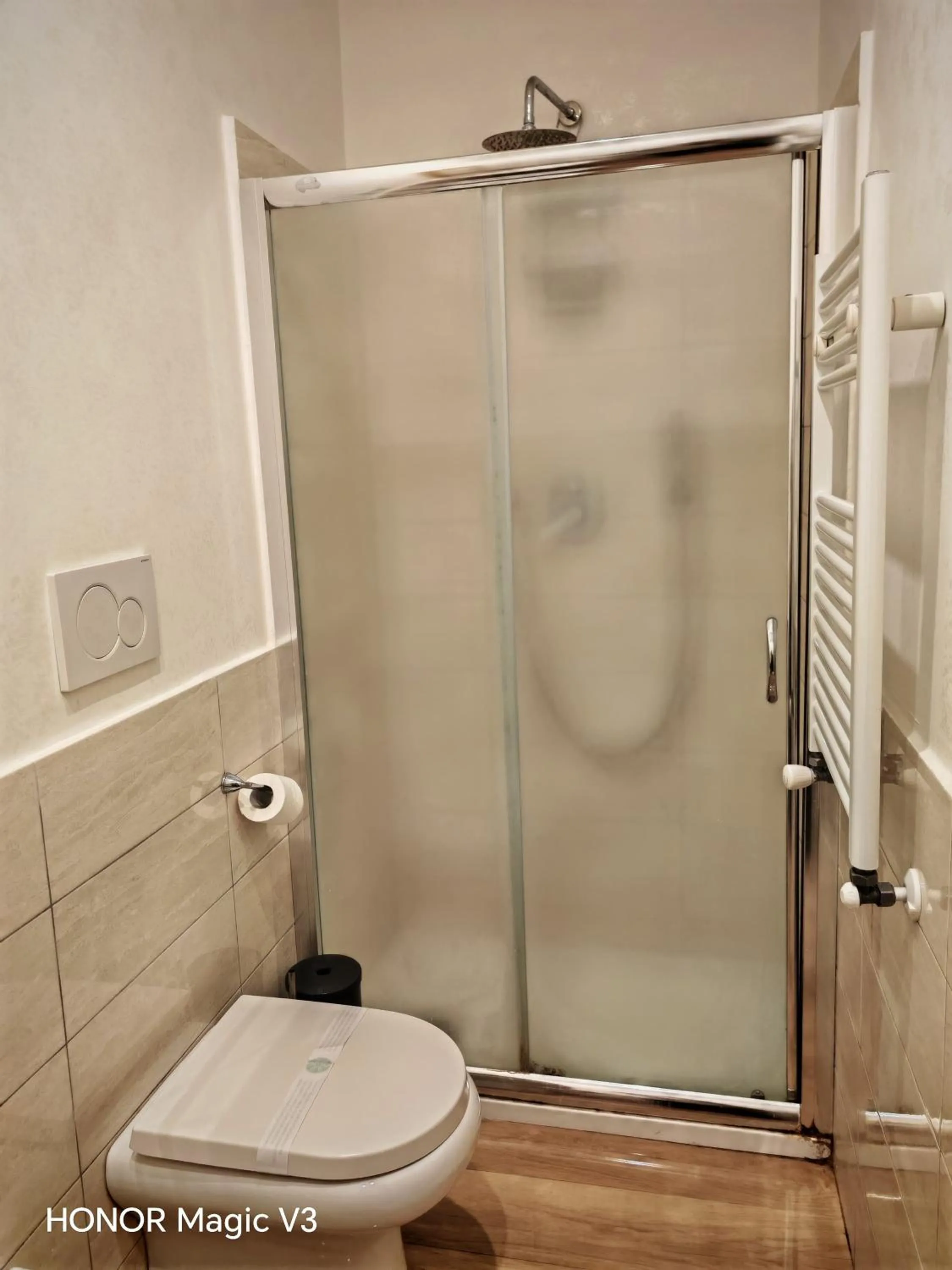 Shower in La Breccia A Porta Pia